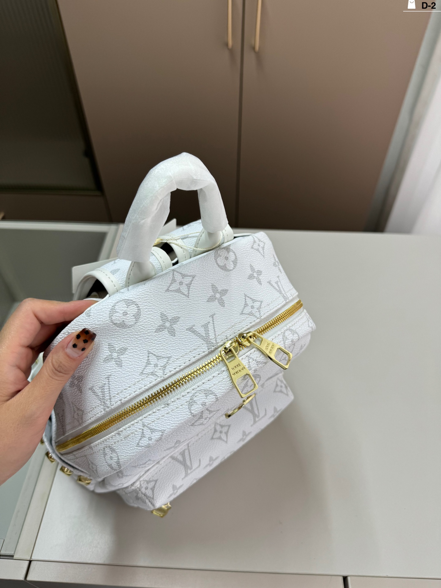 L-V The backpack is easy to control with any combination.