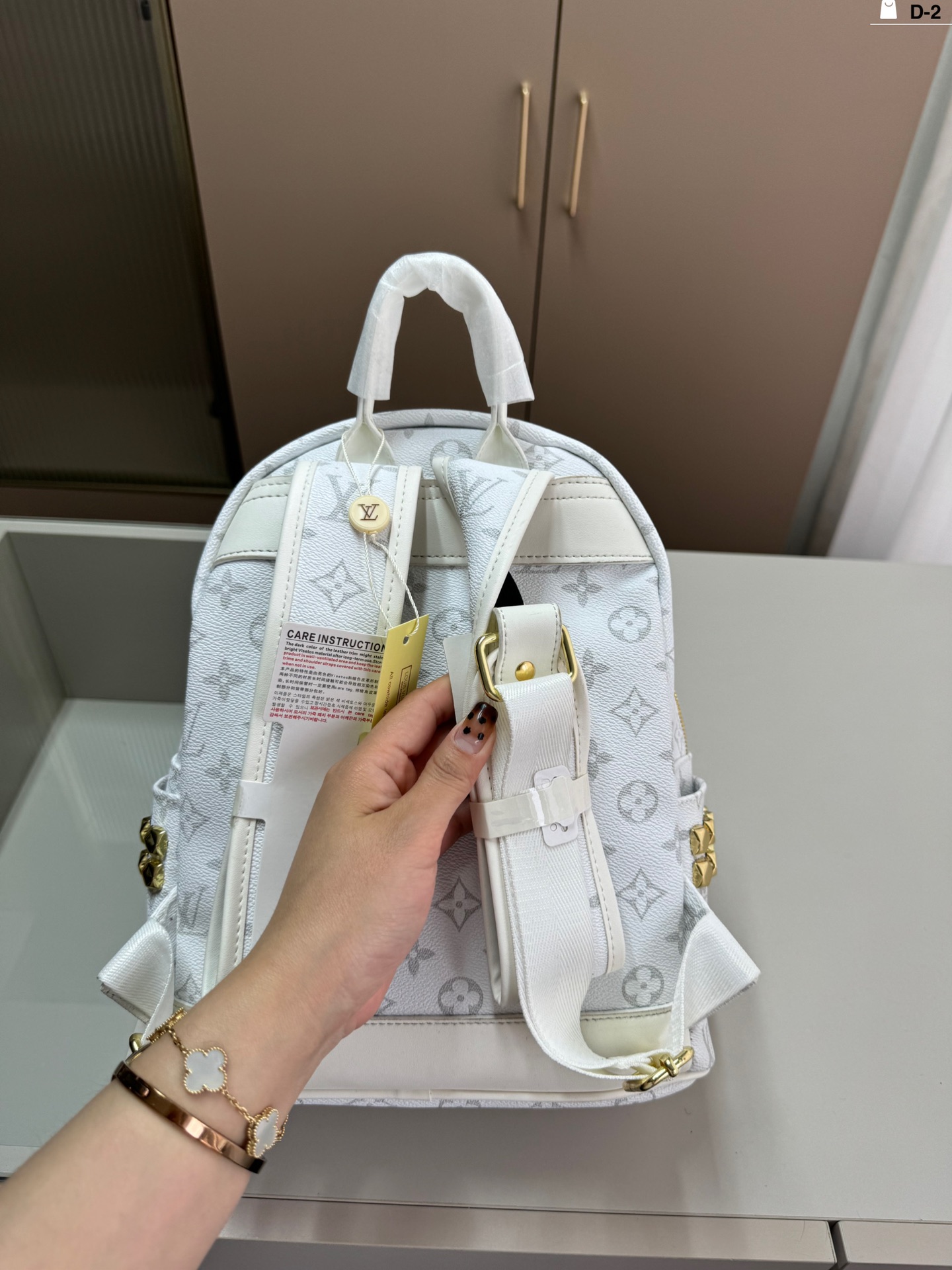 L-V The backpack is easy to control with any combination.