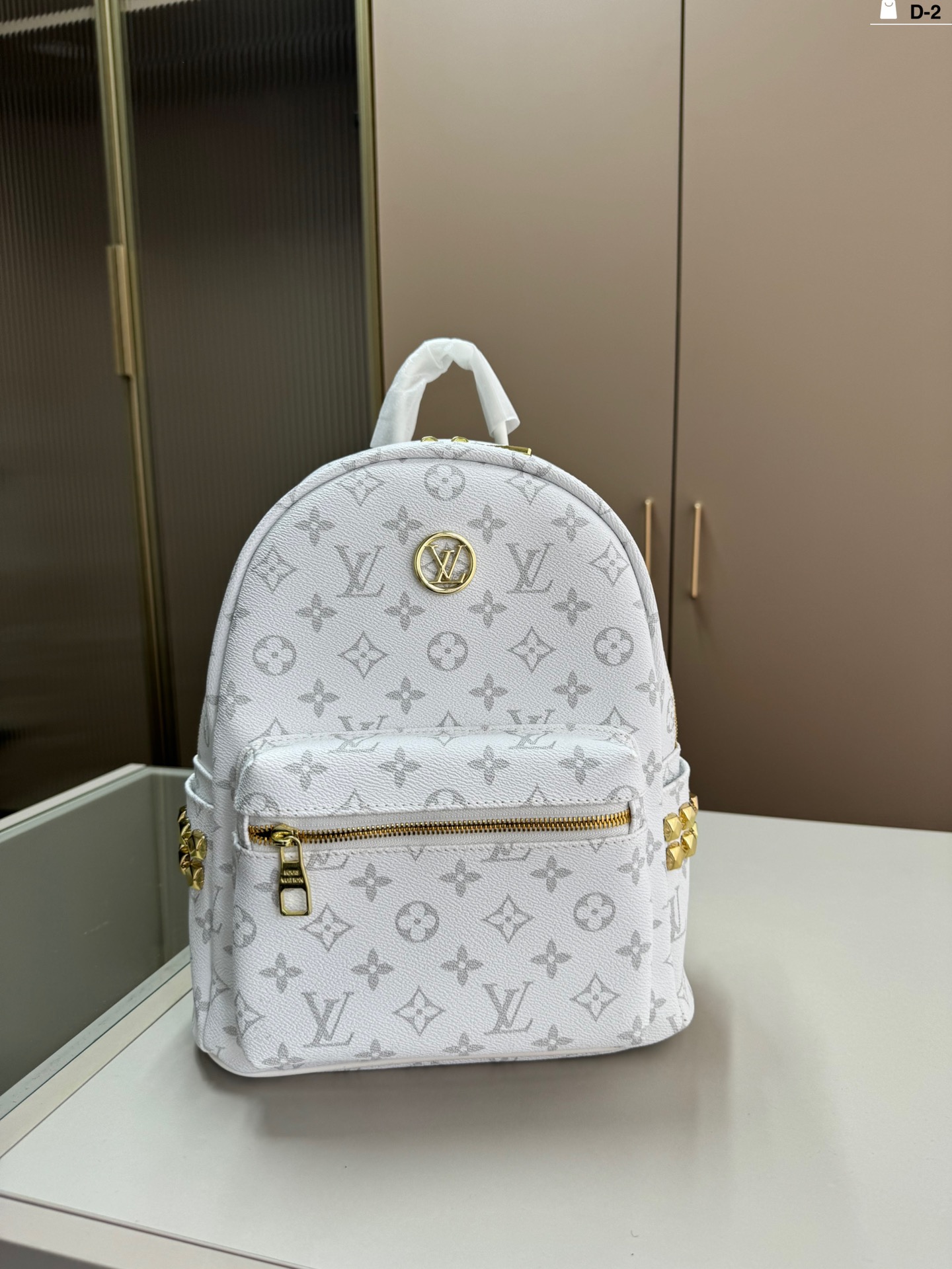 L-V The backpack is easy to control with any combination.