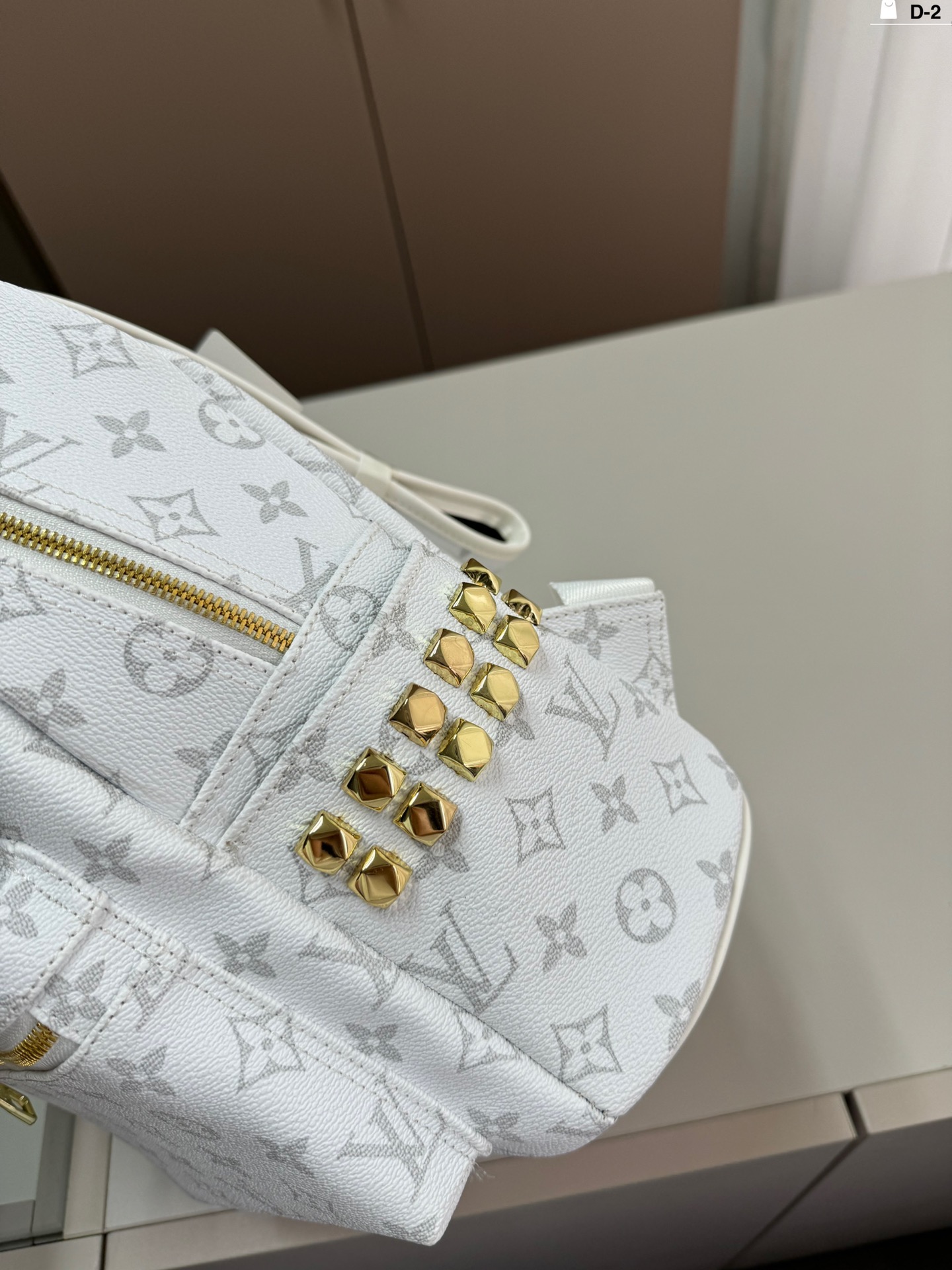 L-V The backpack is easy to control with any combination.