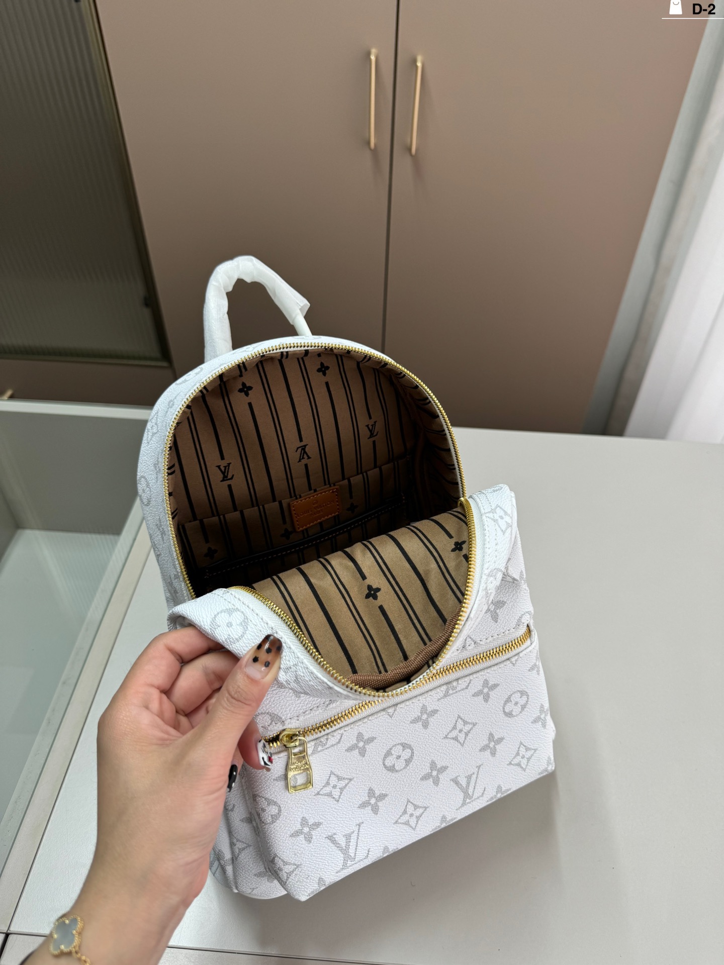 L-V The backpack is easy to control with any combination.