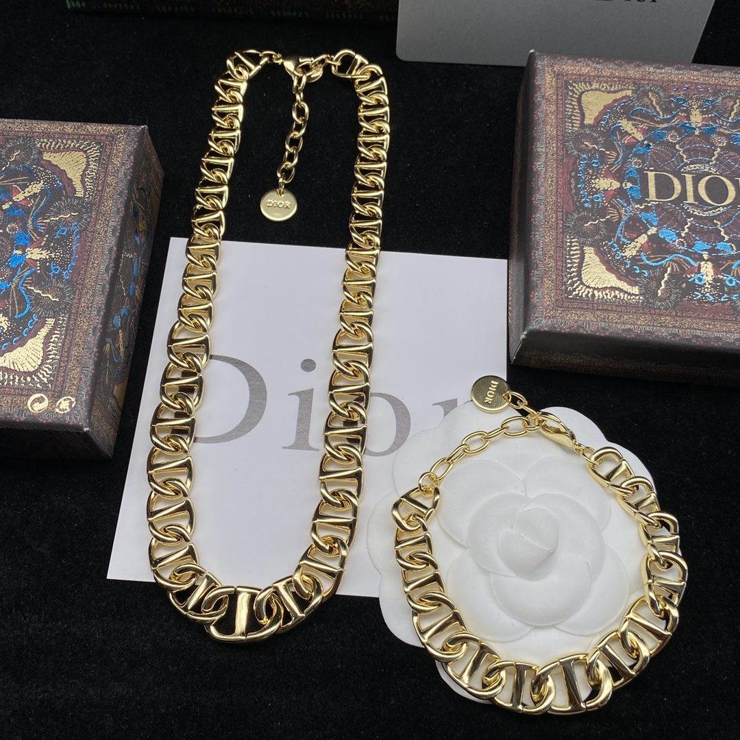 D-R New suit necklace bracelet