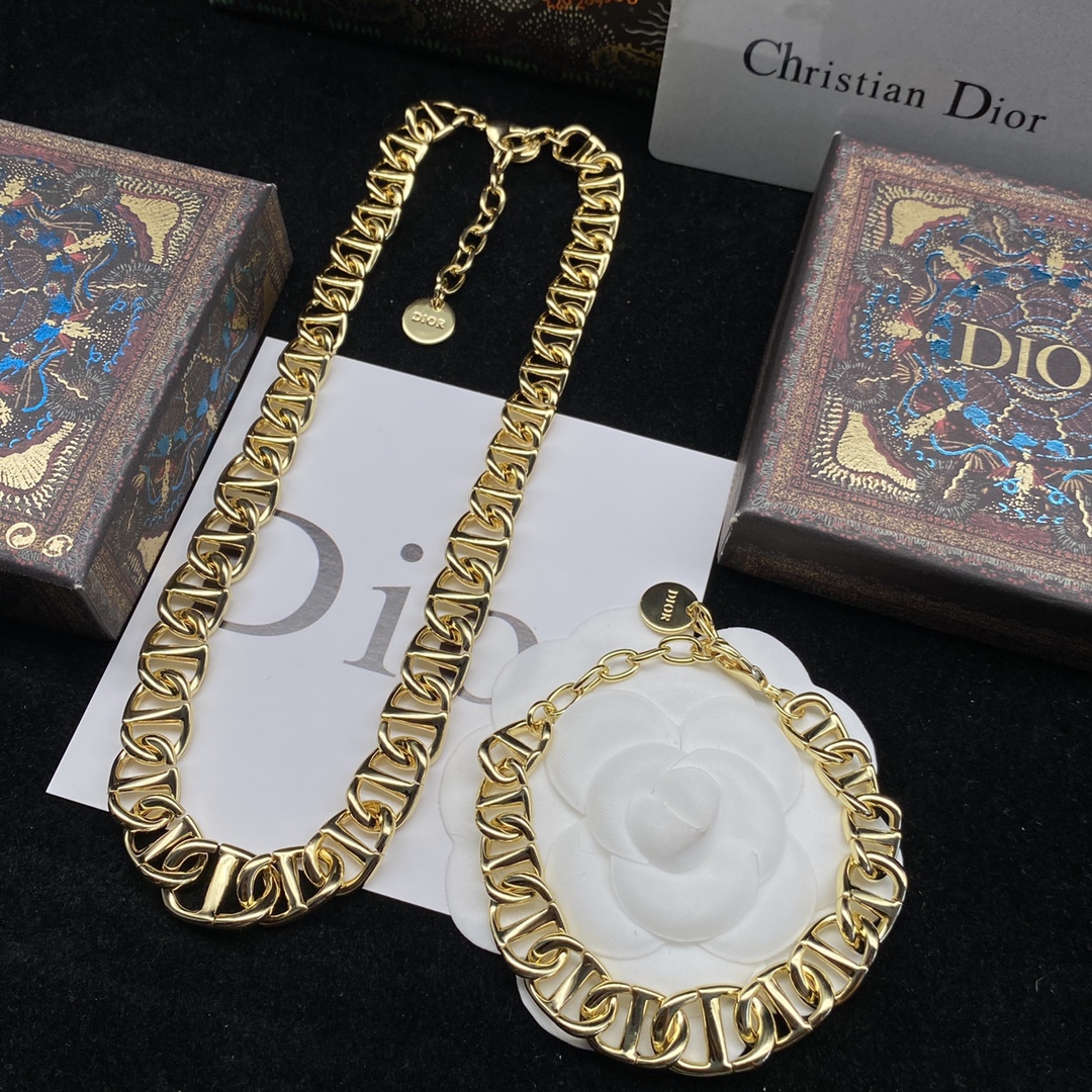 D-R New suit necklace bracelet