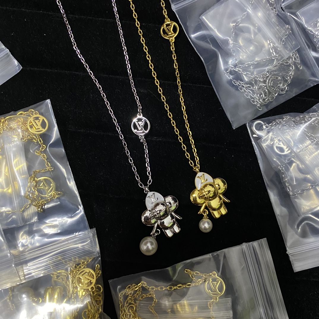 L-V New necklace