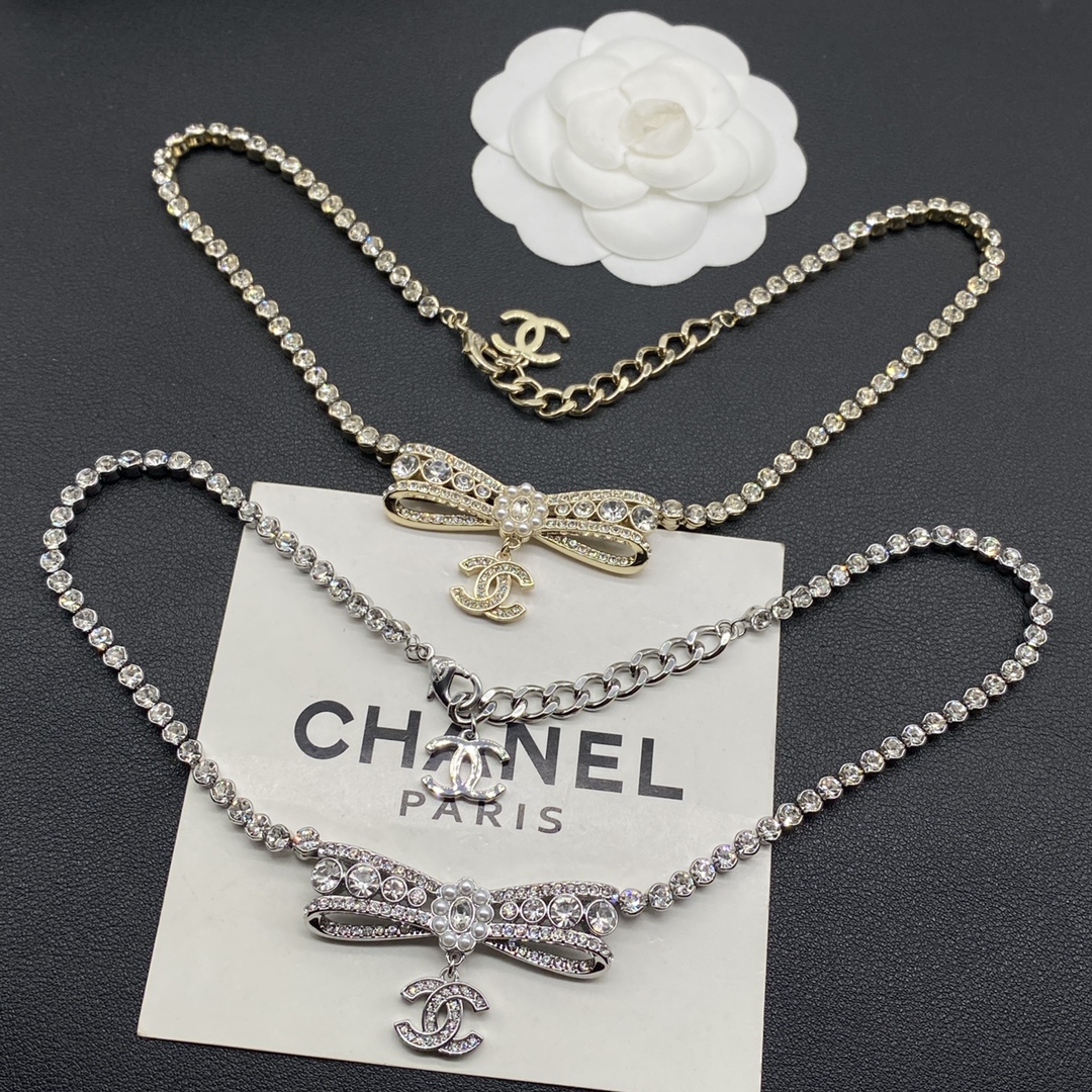 C-L The new necklace is suitable for all faces.