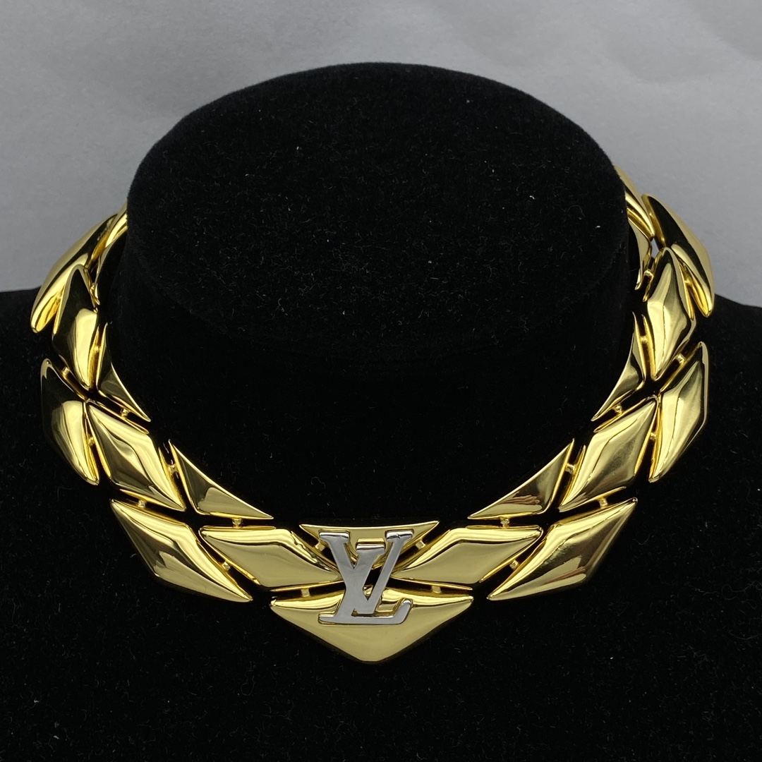 L-V The new necklace arrived.