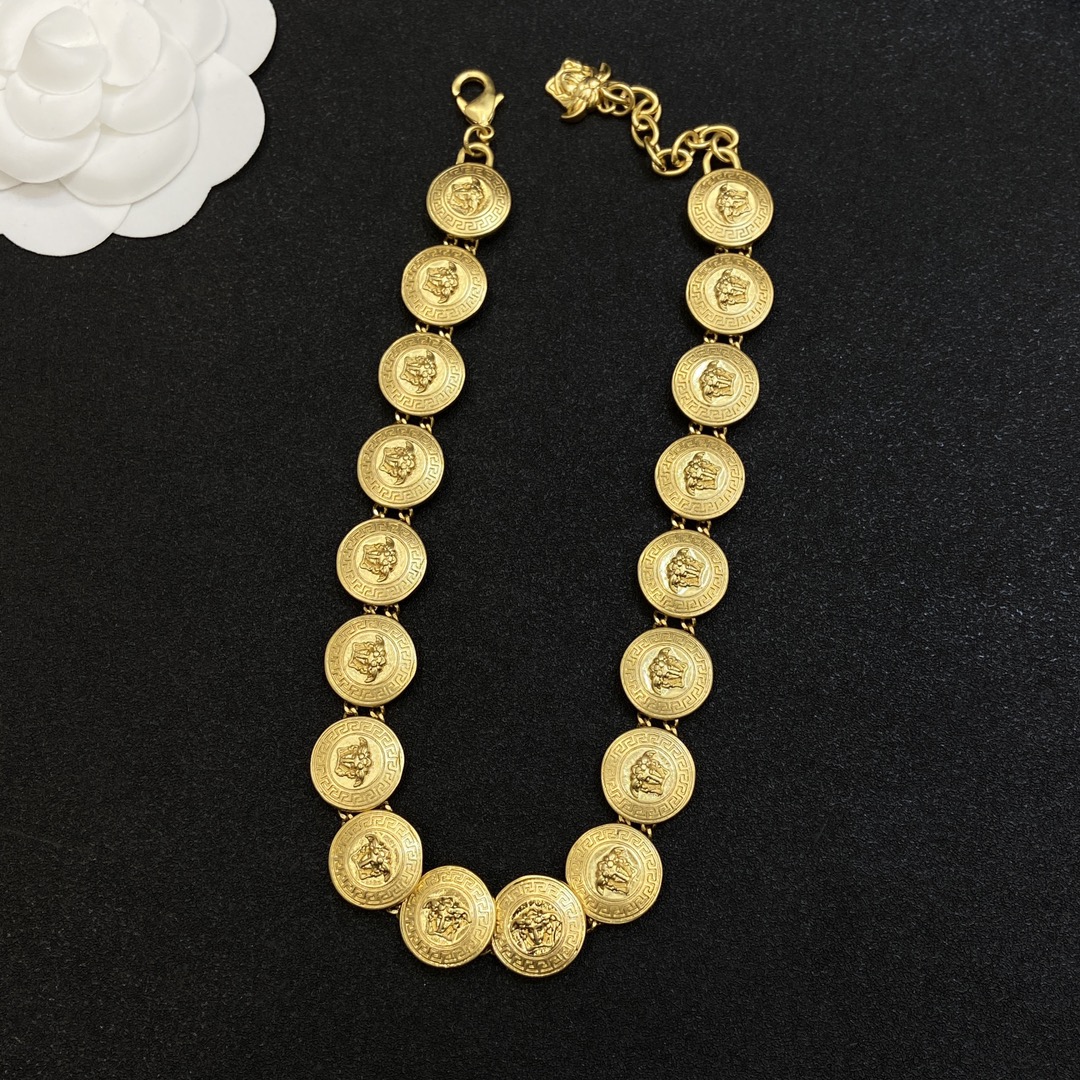 VER-E The new necklace arrived.