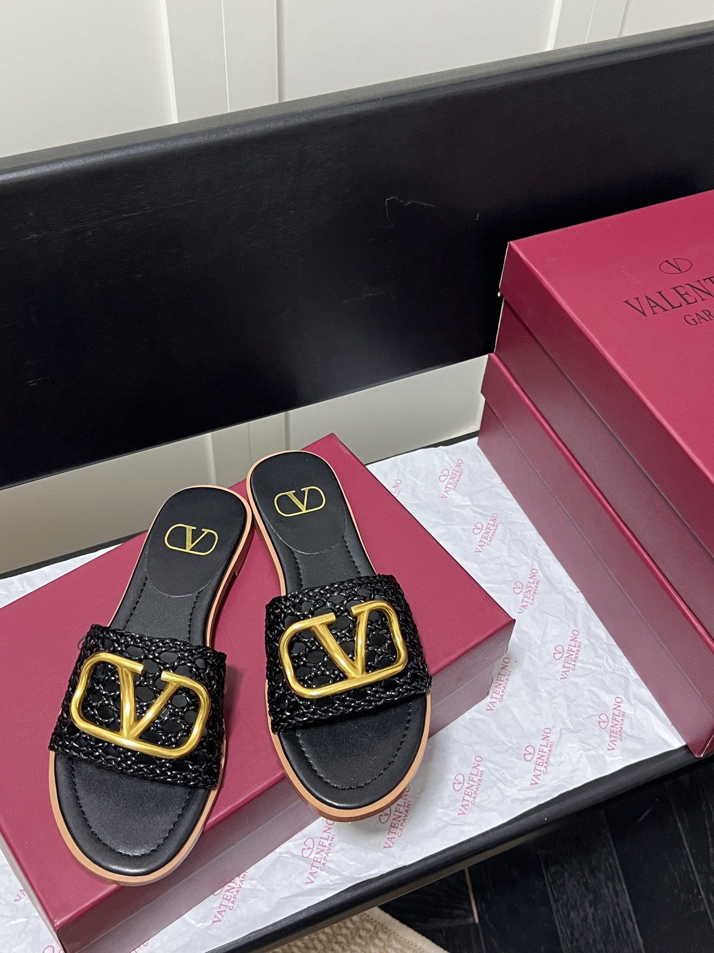 V-NO buckle hollow square-headed thick-heeled slippers