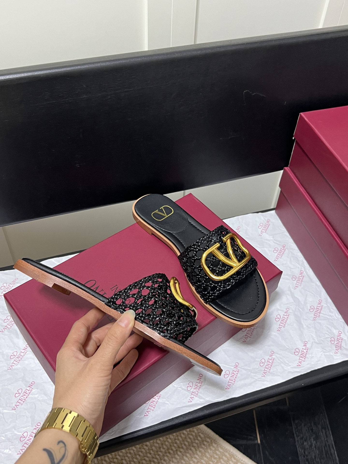 V-NO buckle hollow square-headed thick-heeled slippers