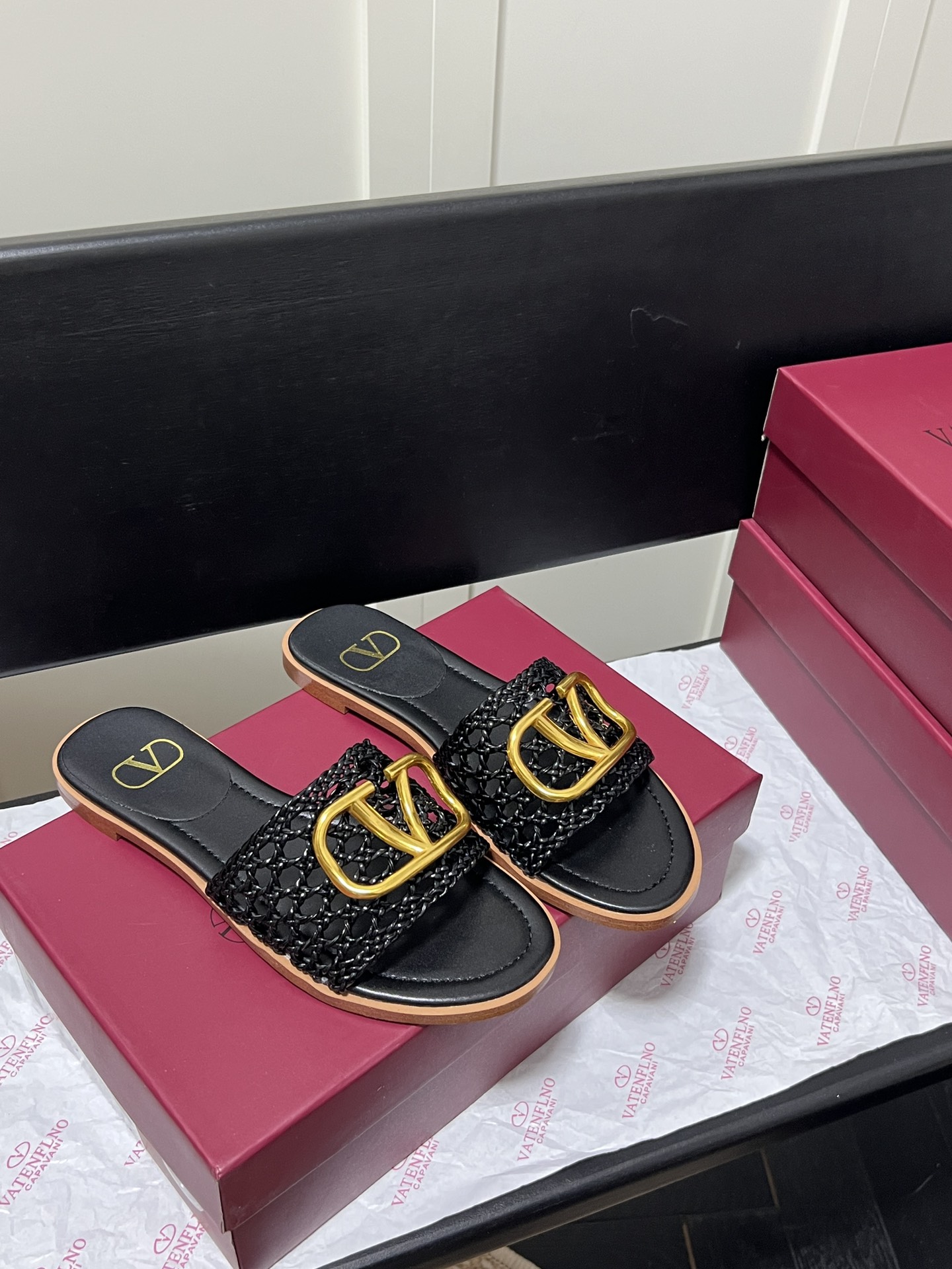 V-NO buckle hollow square-headed thick-heeled slippers