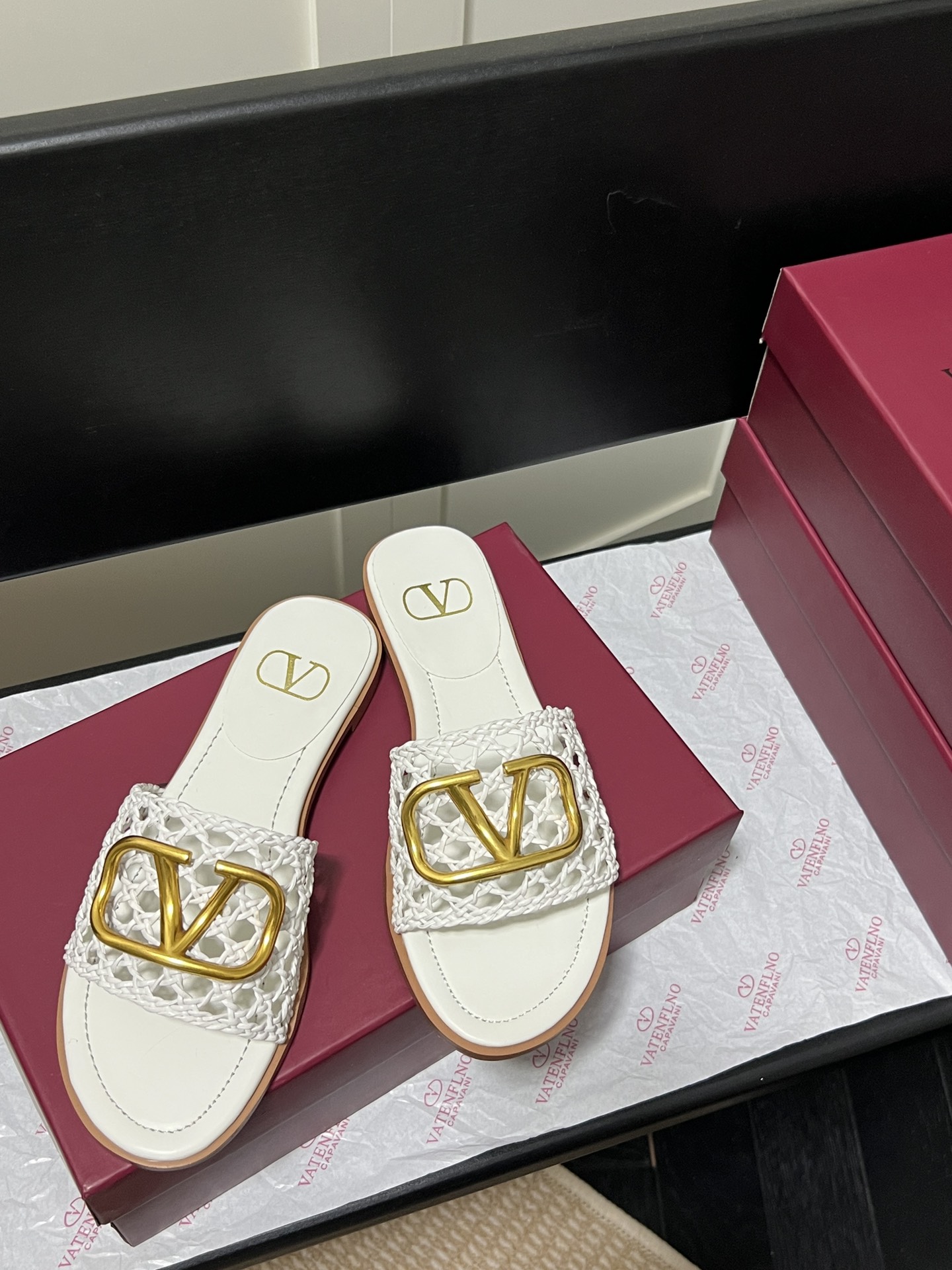 V-NO buckle hollow square-headed thick-heeled slippers