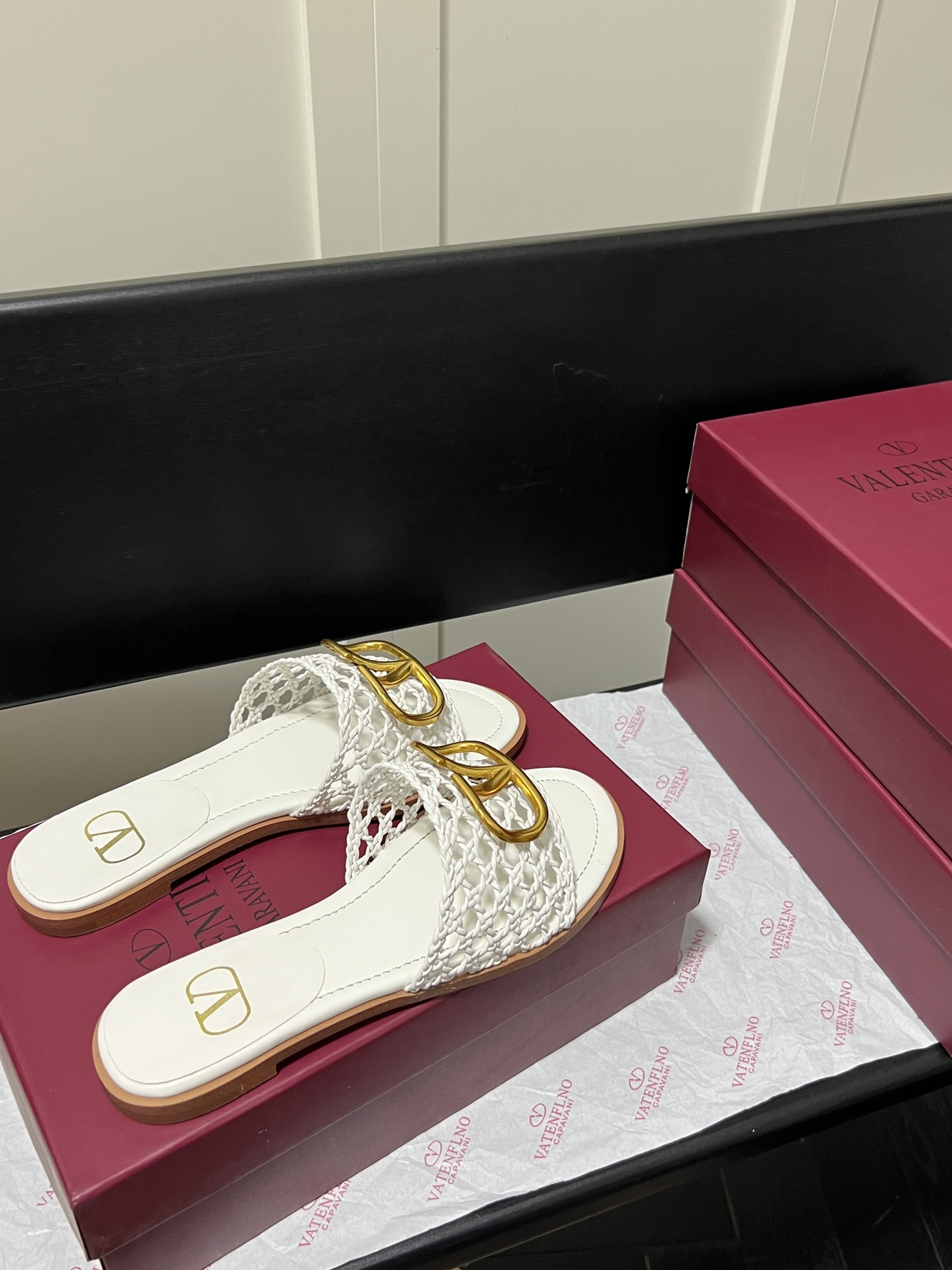 V-NO buckle hollow square-headed thick-heeled slippers