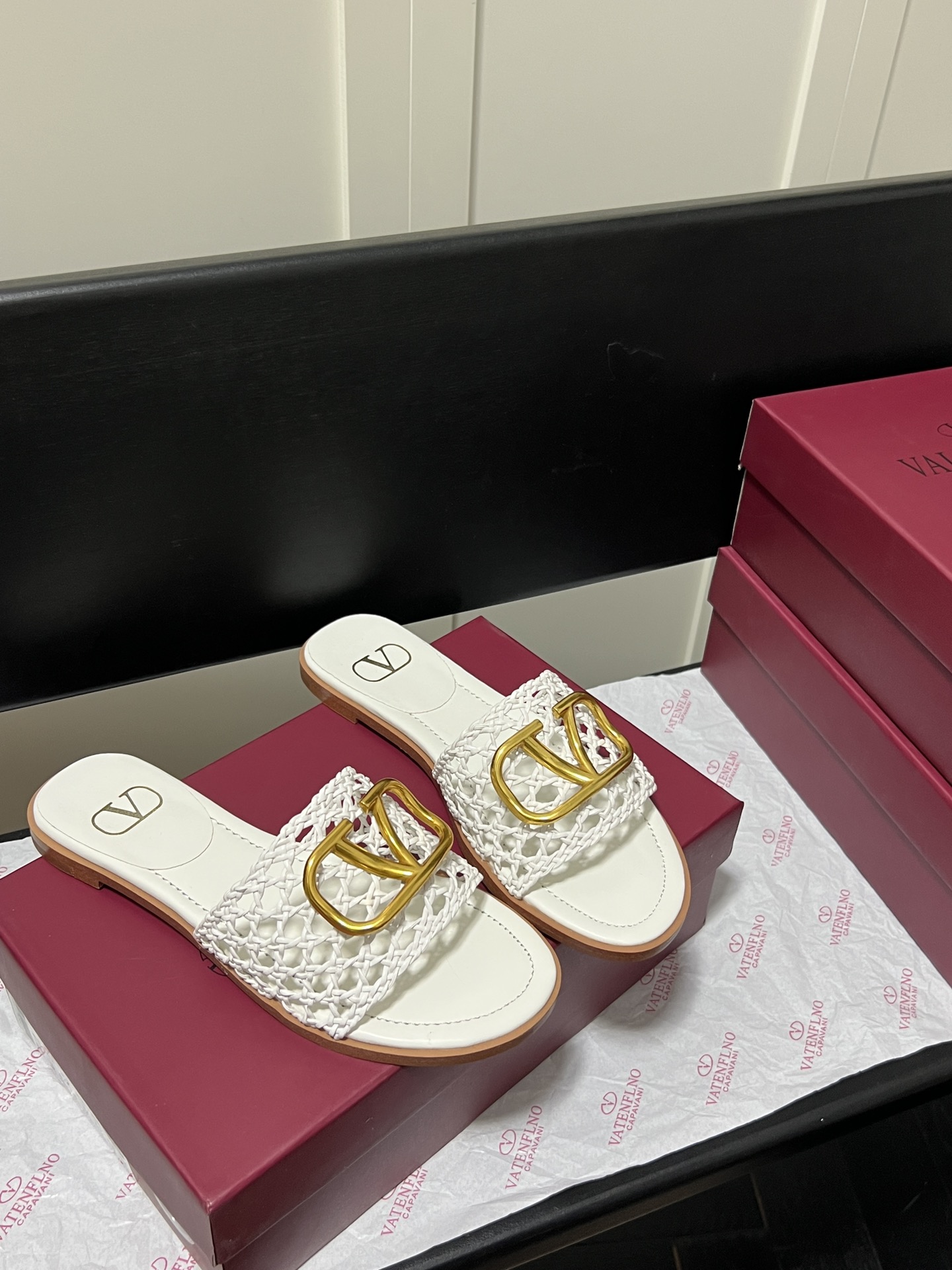 V-NO buckle hollow square-headed thick-heeled slippers