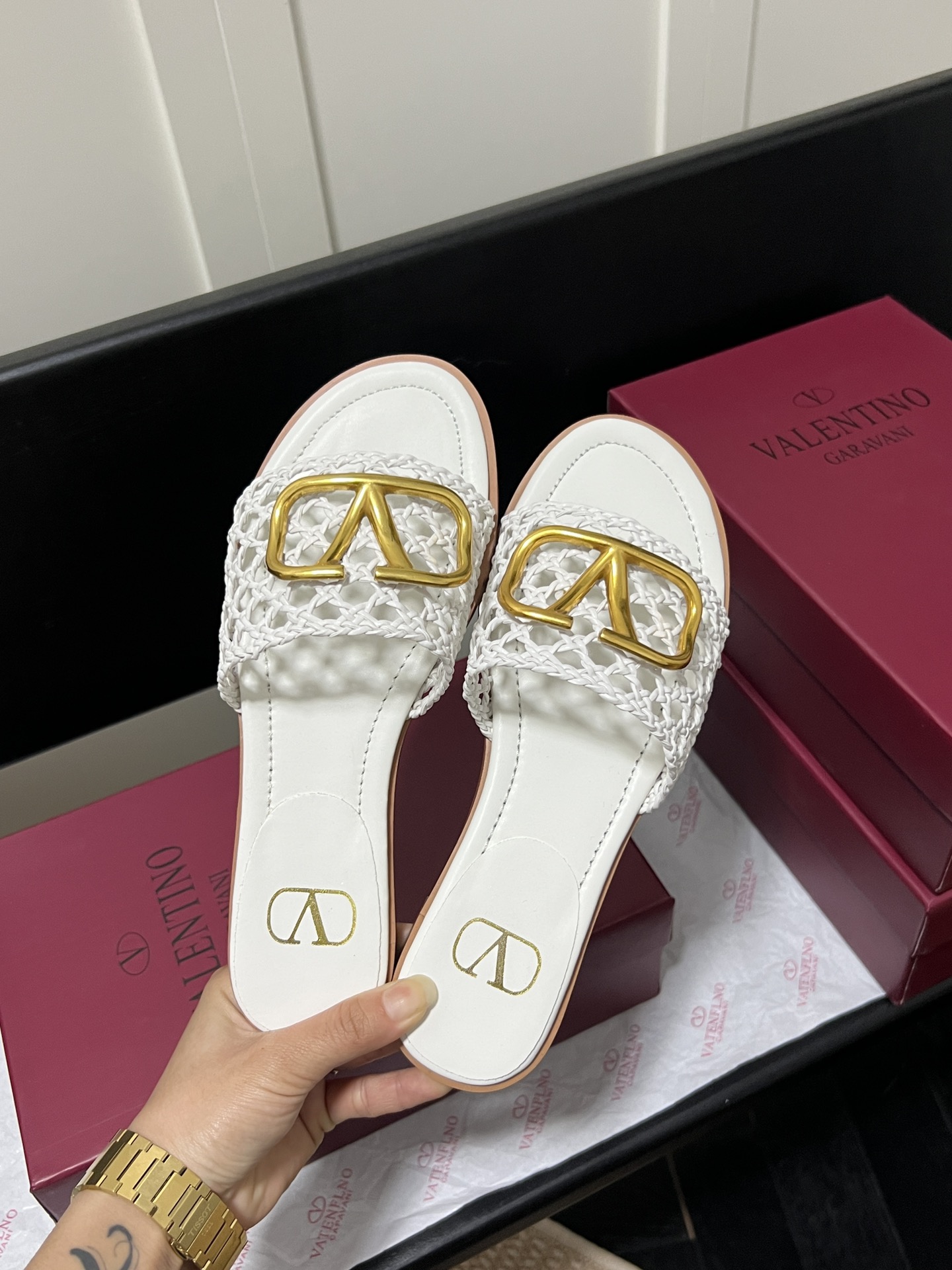 V-NO buckle hollow square-headed thick-heeled slippers