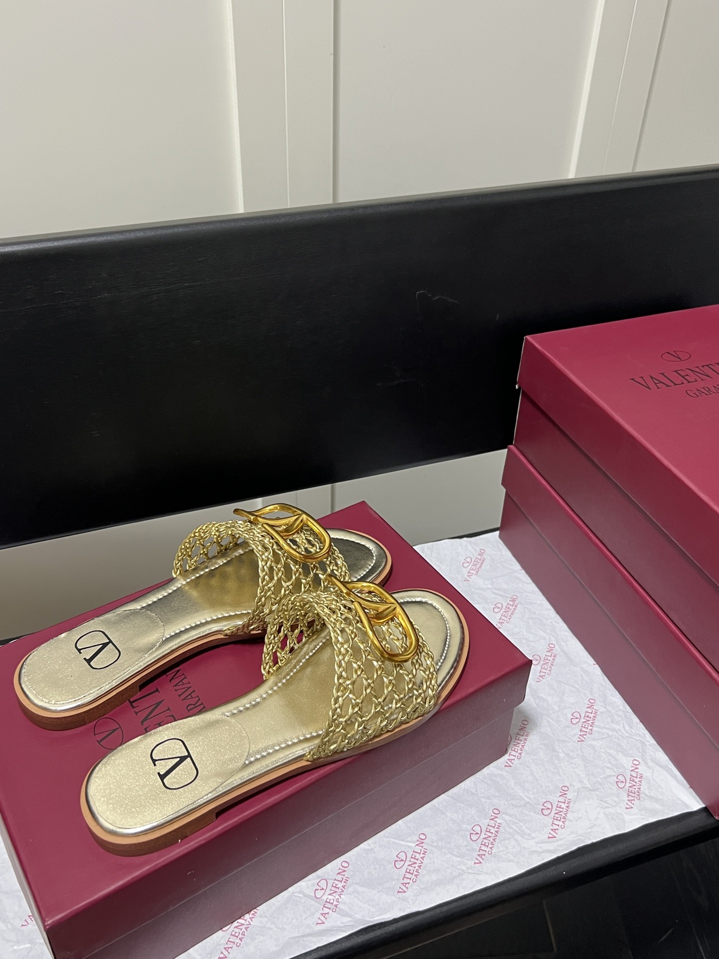 V-NO buckle hollow square-headed thick-heeled slippers