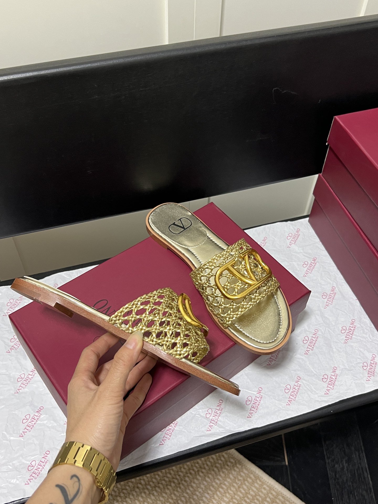 V-NO buckle hollow square-headed thick-heeled slippers