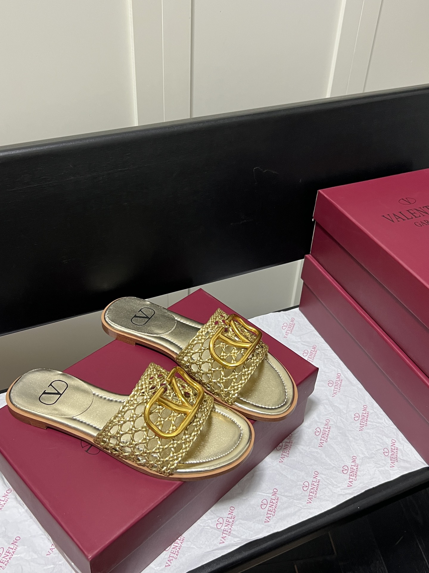 V-NO buckle hollow square-headed thick-heeled slippers