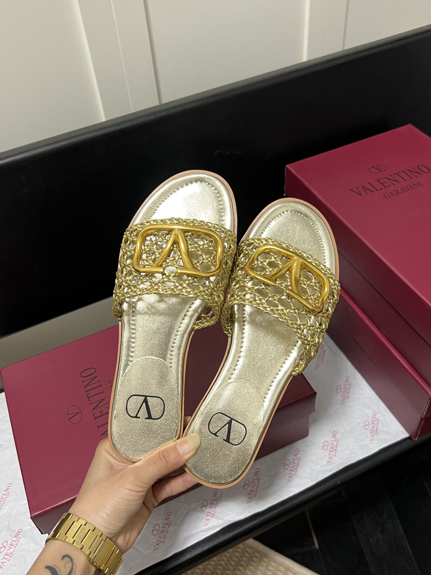 V-NO buckle hollow square-headed thick-heeled slippers