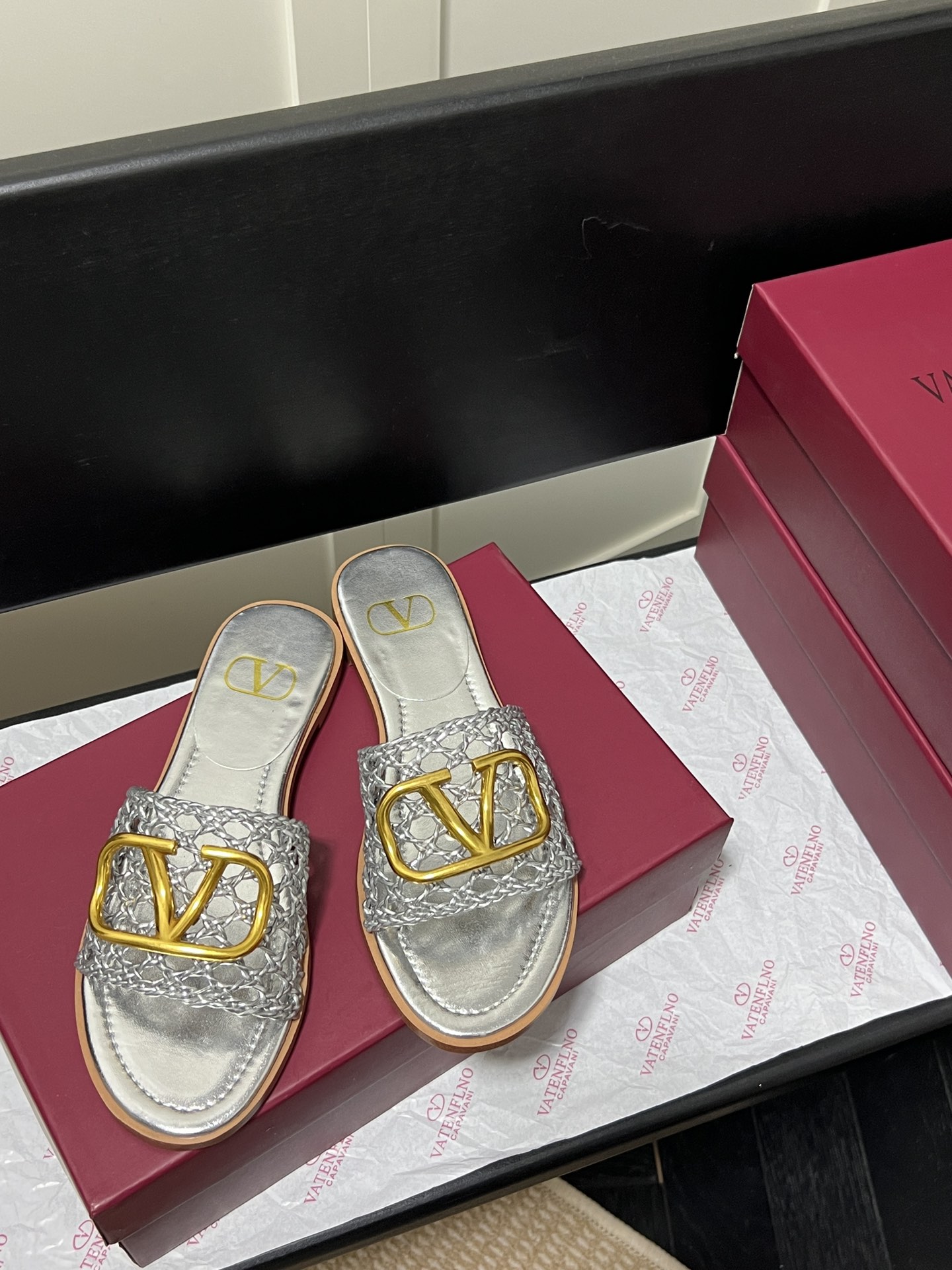 V-NO buckle hollow square-headed thick-heeled slippers