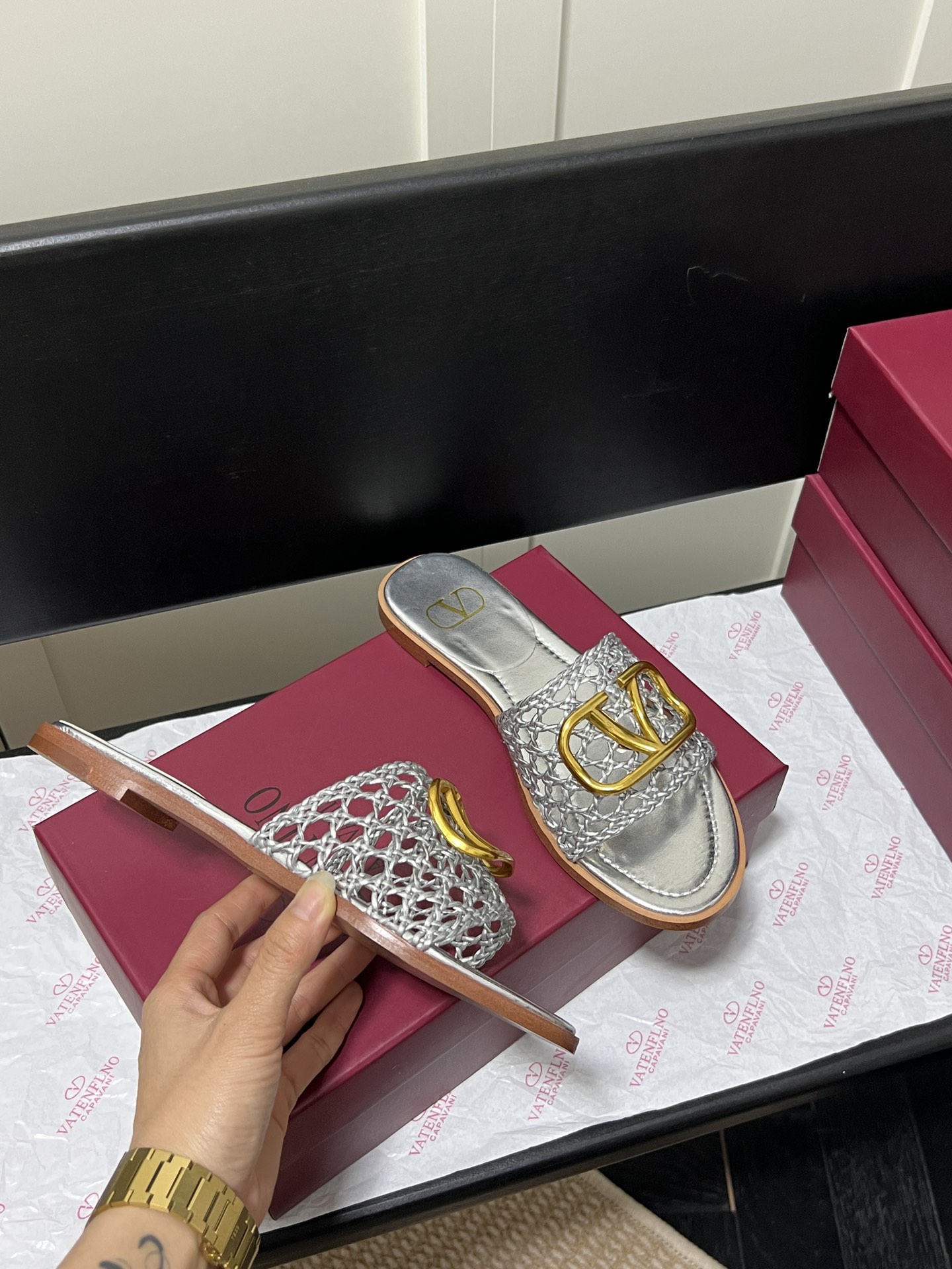 V-NO buckle hollow square-headed thick-heeled slippers