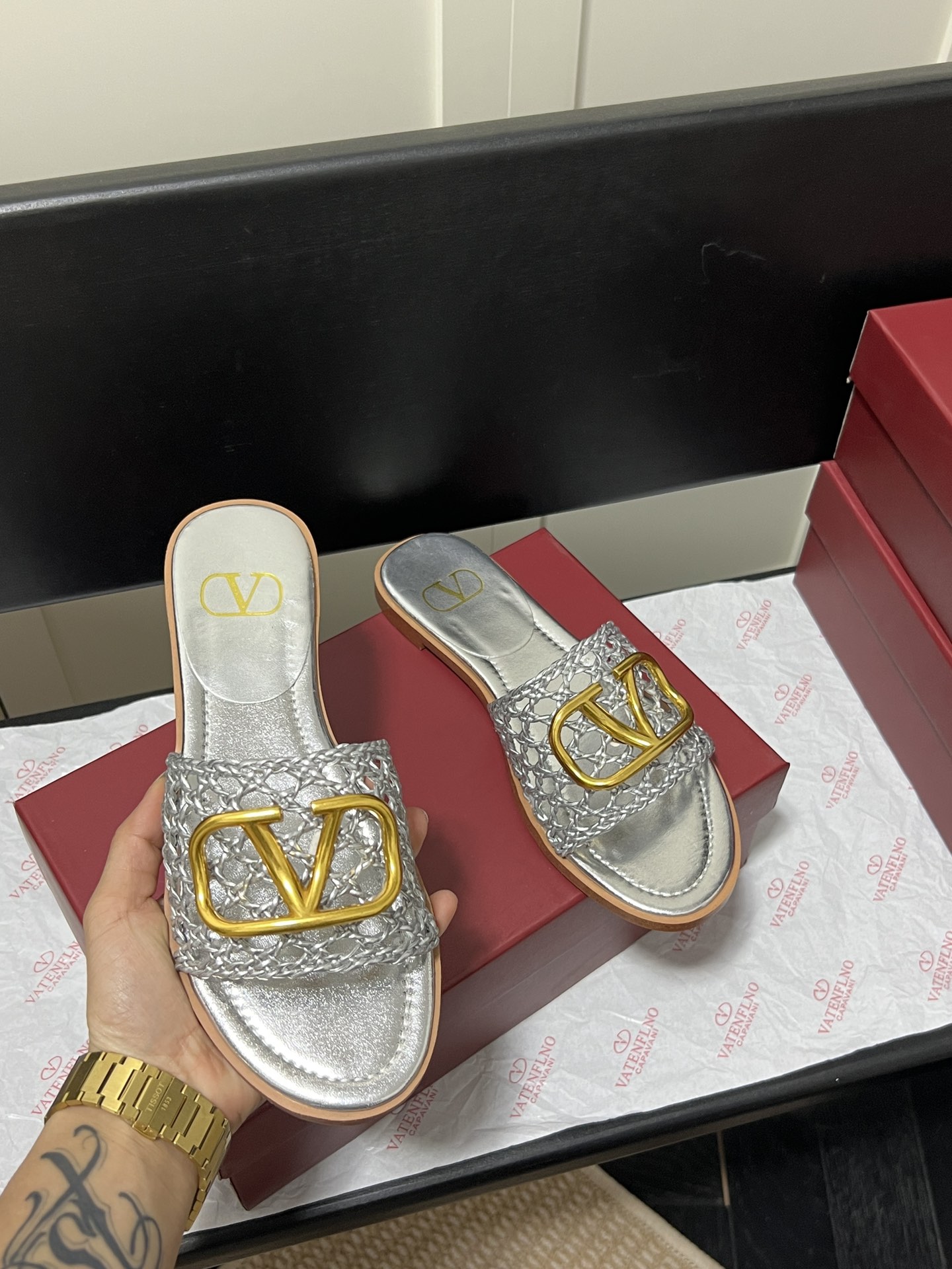 V-NO buckle hollow square-headed thick-heeled slippers