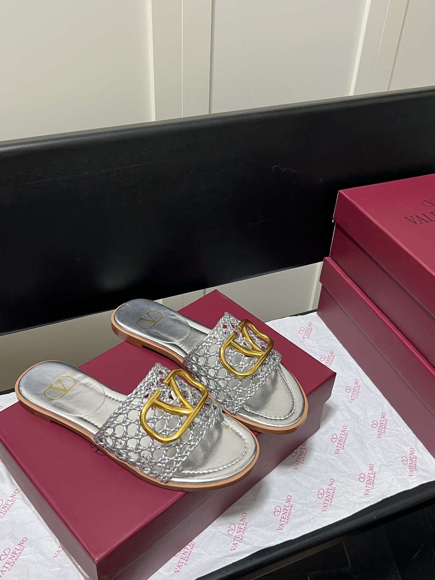 V-NO buckle hollow square-headed thick-heeled slippers