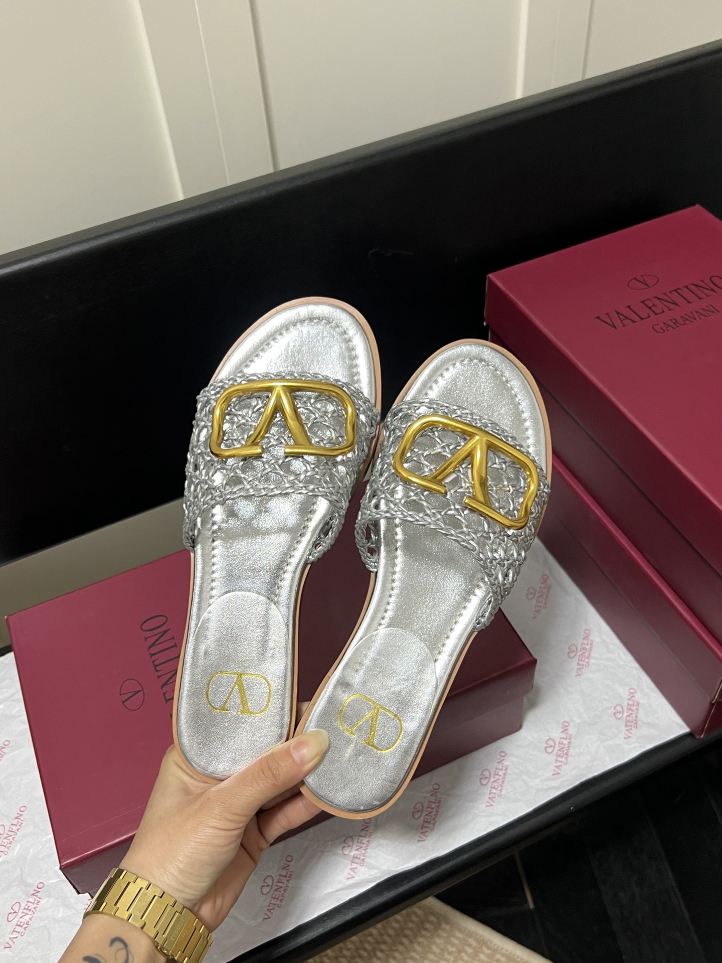 V-NO buckle hollow square-headed thick-heeled slippers