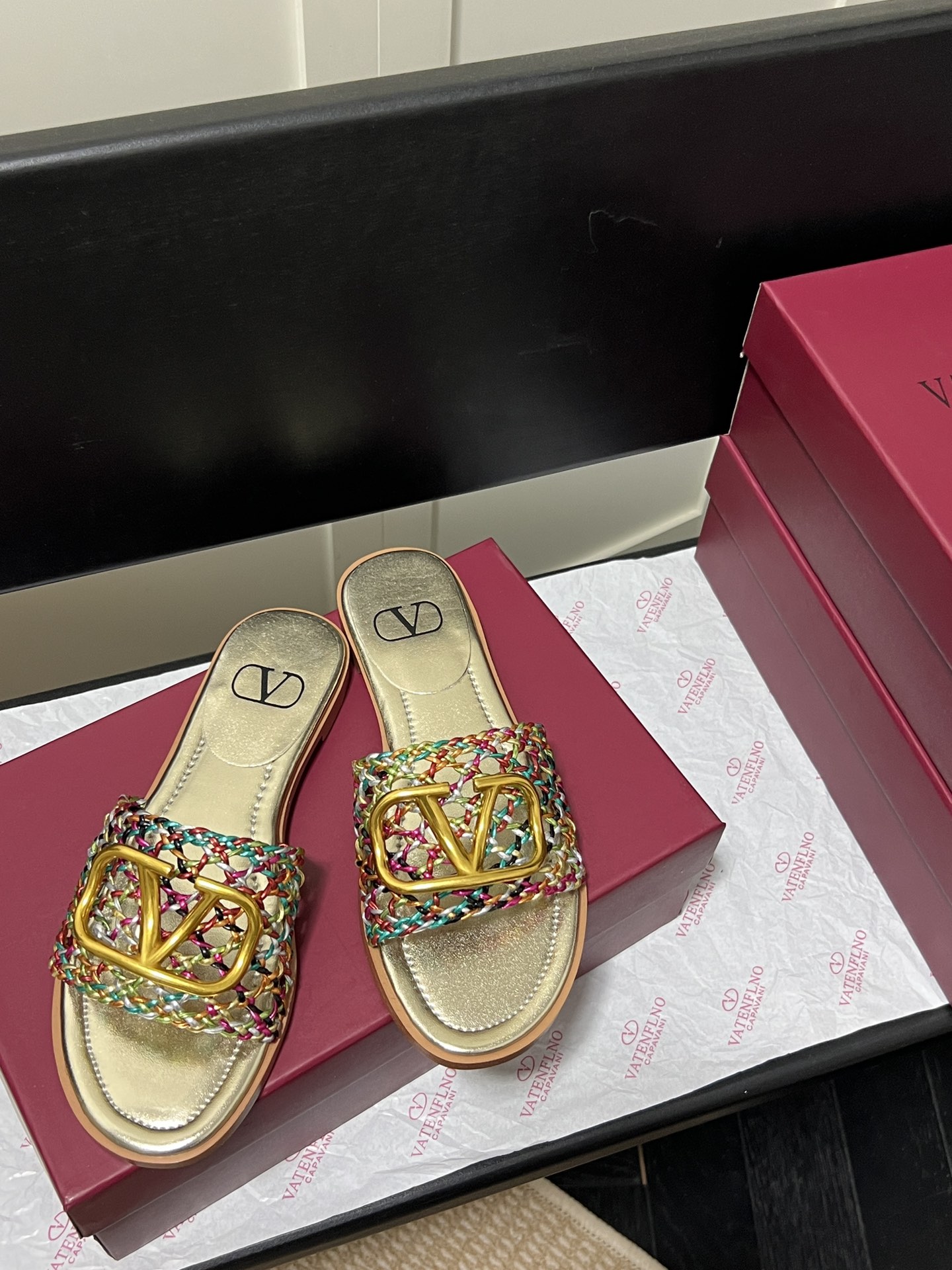 V-NO buckle hollow square-headed thick-heeled slippers