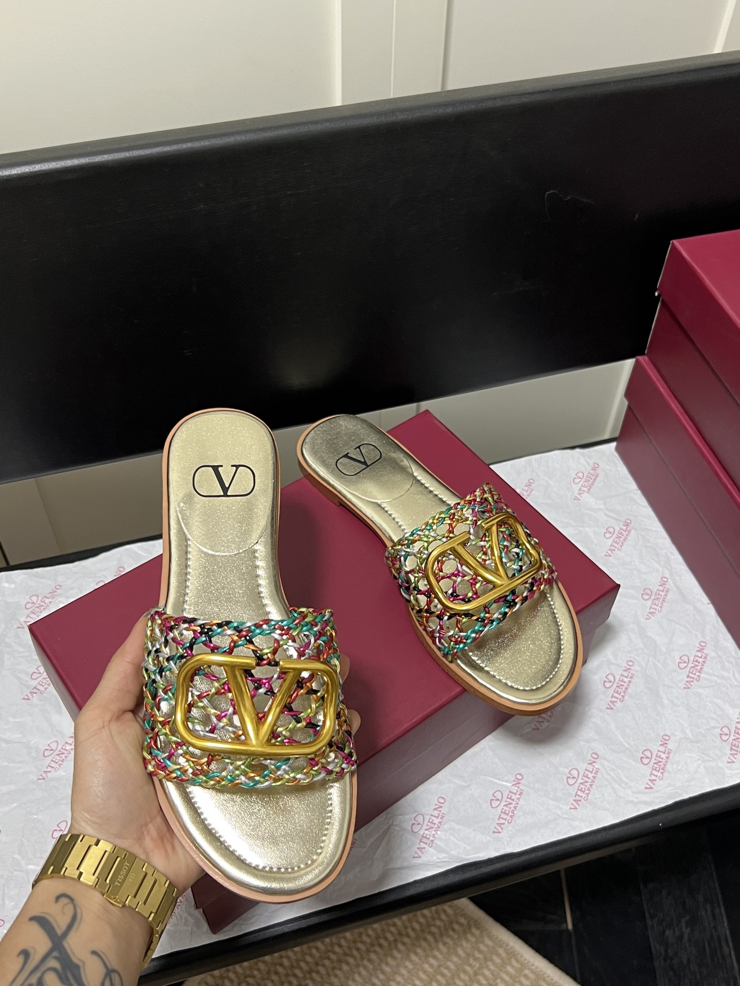 V-NO buckle hollow square-headed thick-heeled slippers