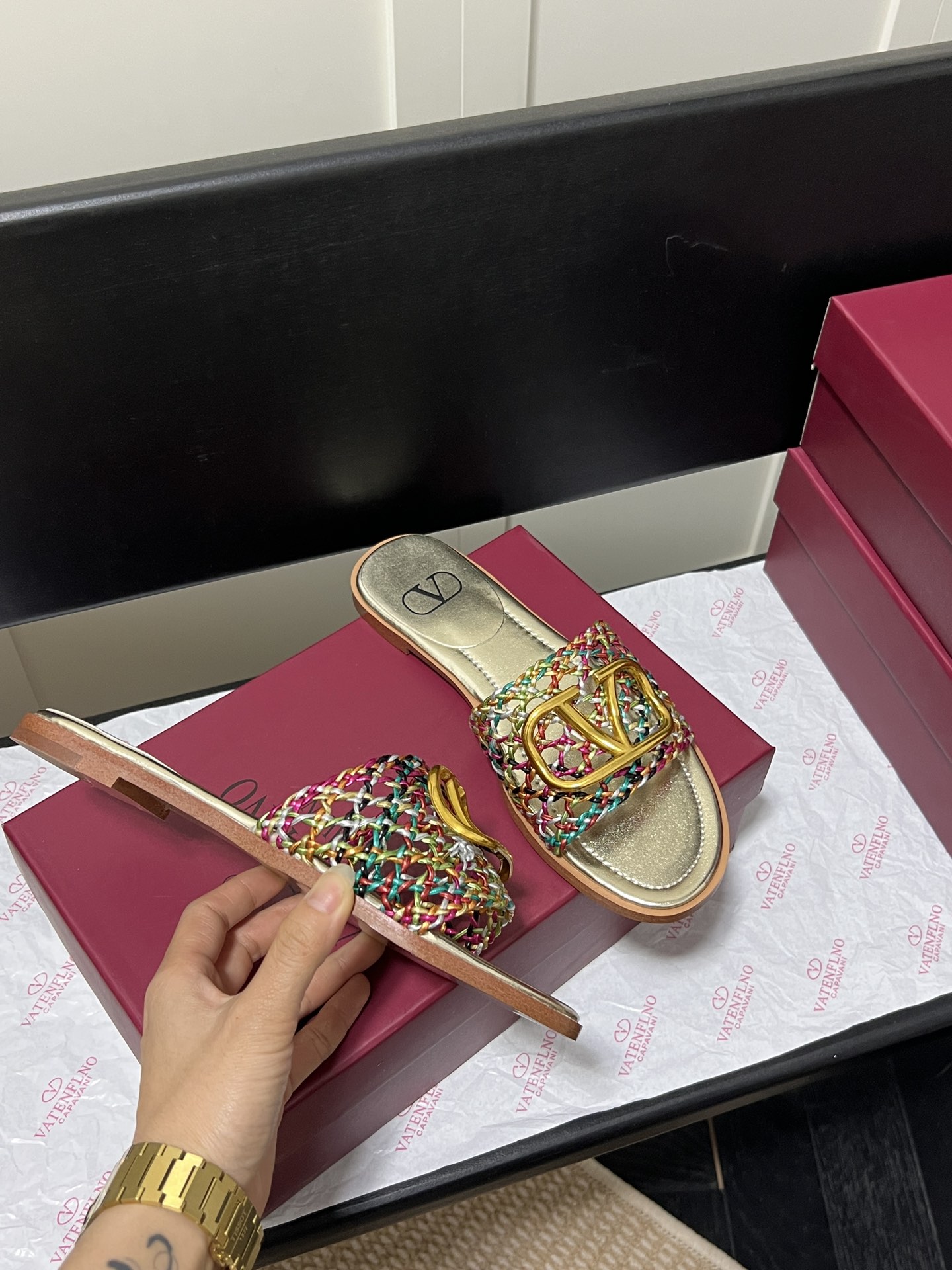 V-NO buckle hollow square-headed thick-heeled slippers