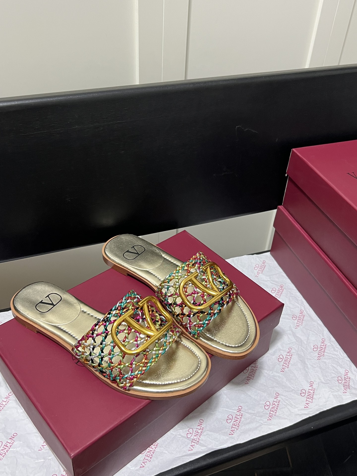 V-NO buckle hollow square-headed thick-heeled slippers