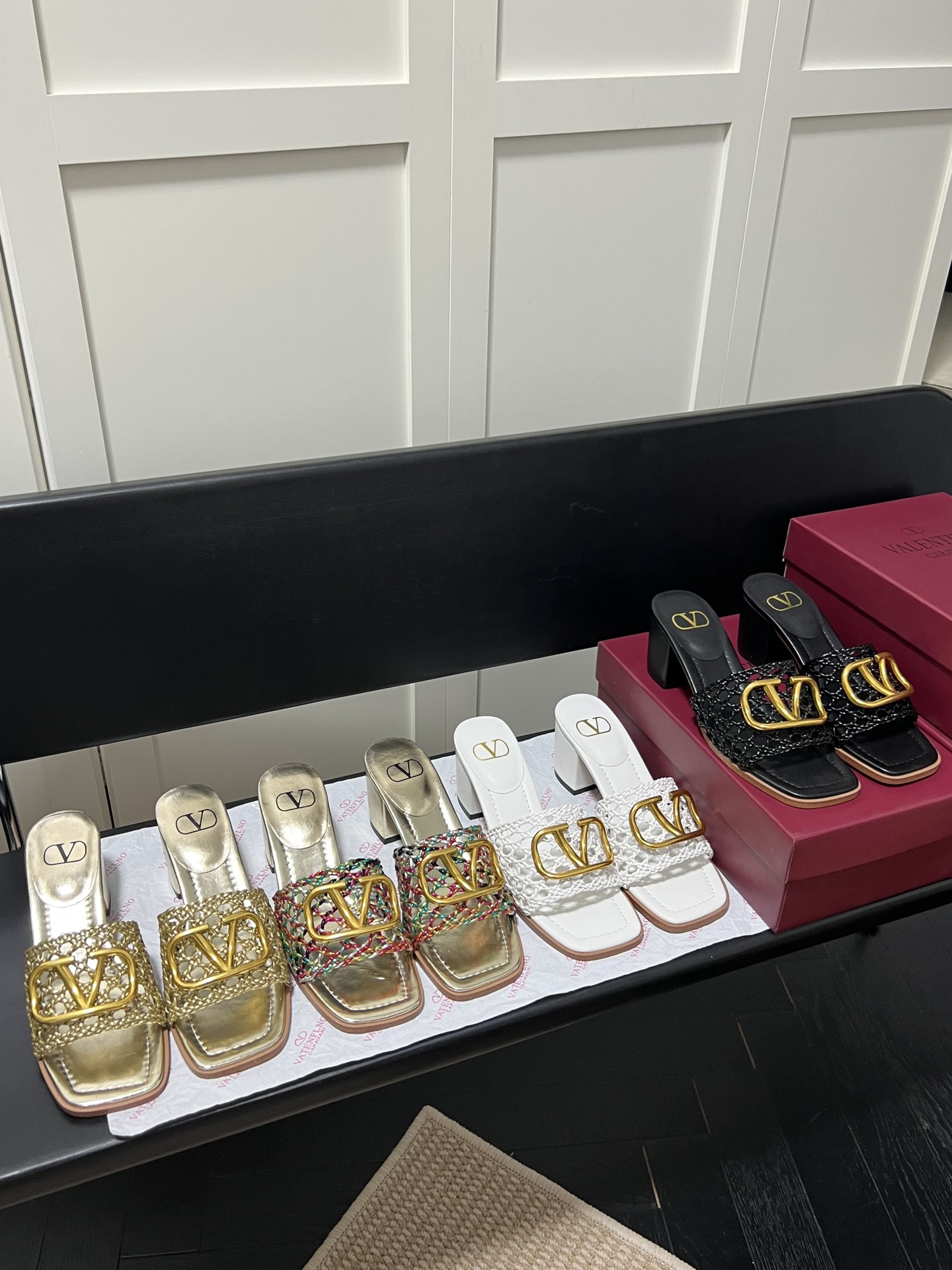 V-NO buckle hollow square-headed thick-heeled slippers