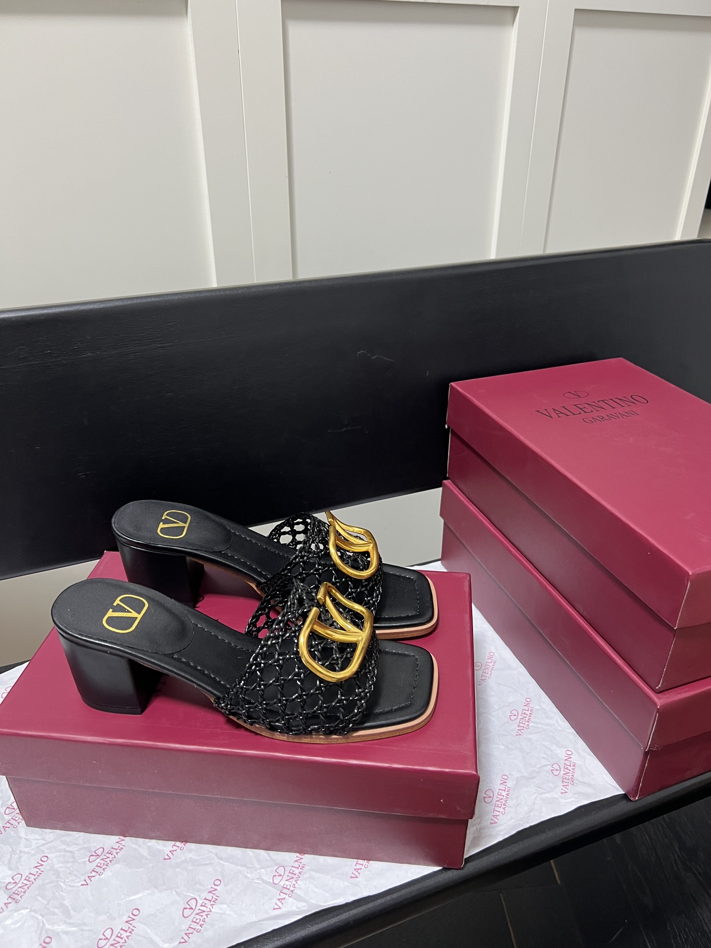 V-NO buckle hollow square-headed thick-heeled slippers