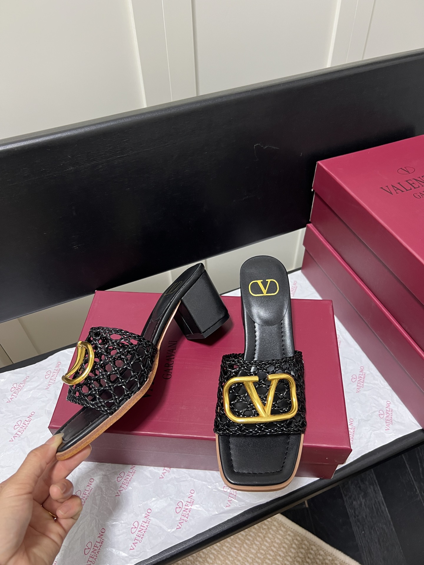 V-NO buckle hollow square-headed thick-heeled slippers