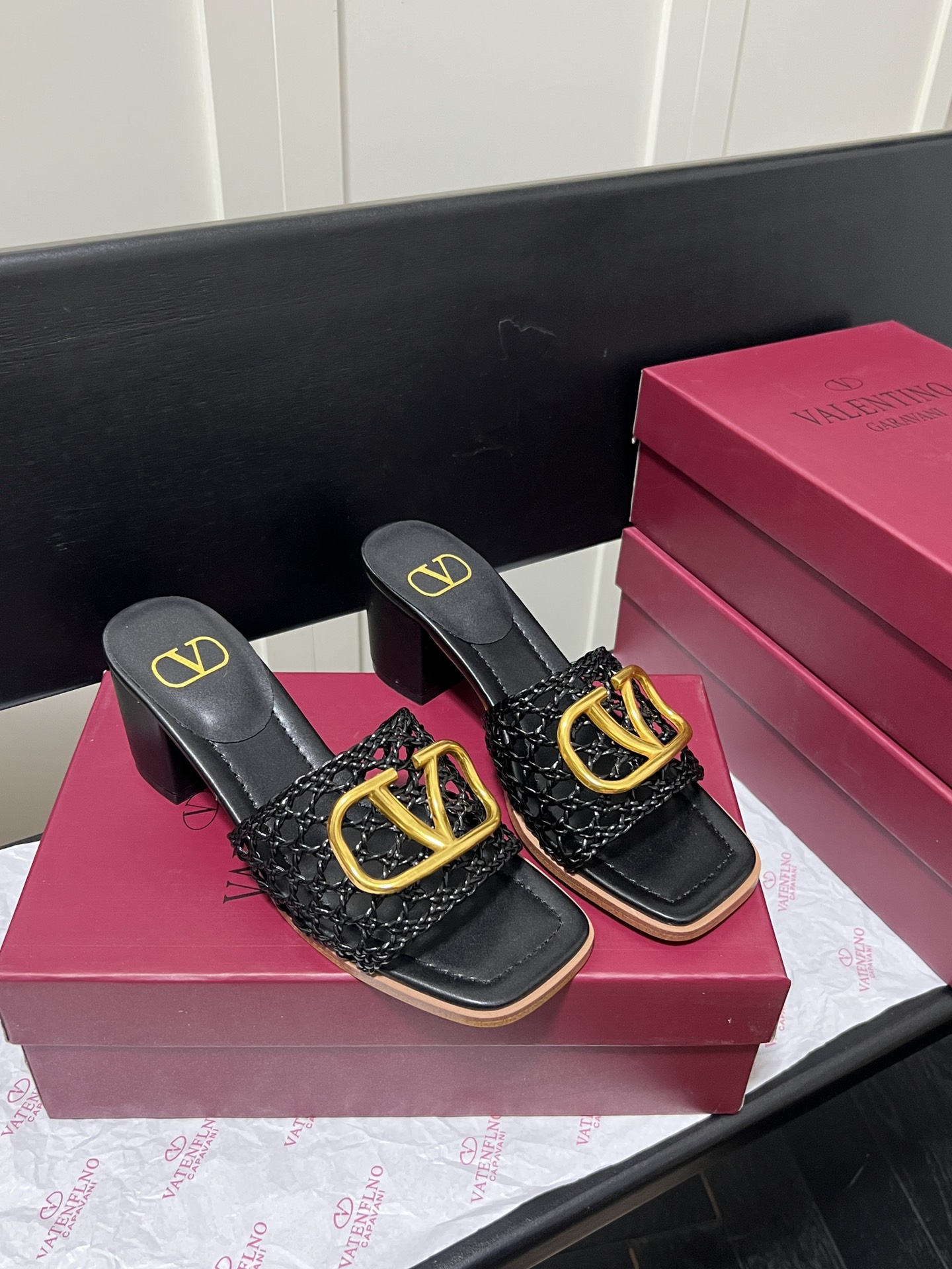 V-NO buckle hollow square-headed thick-heeled slippers