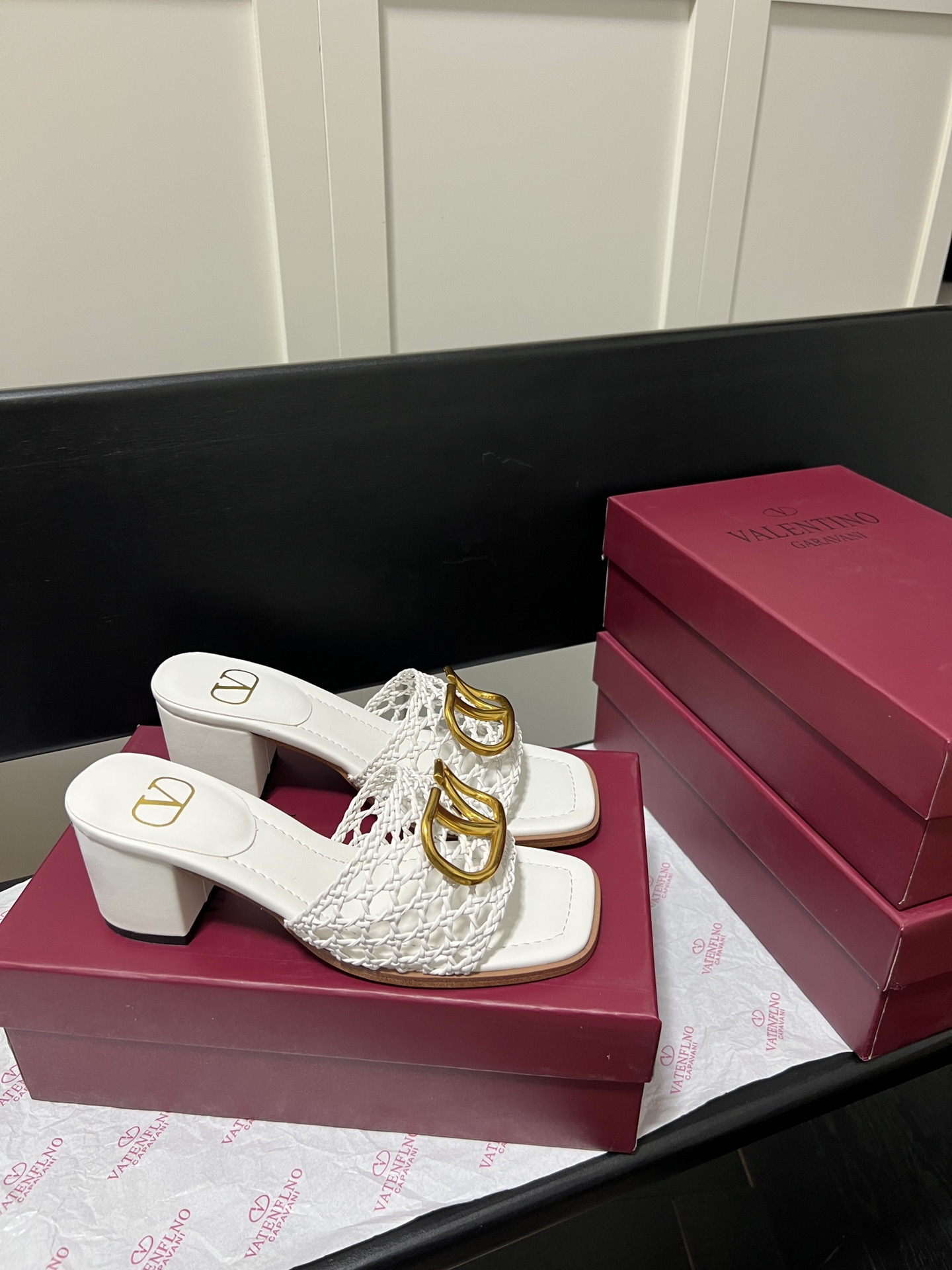 V-NO buckle hollow square-headed thick-heeled slippers