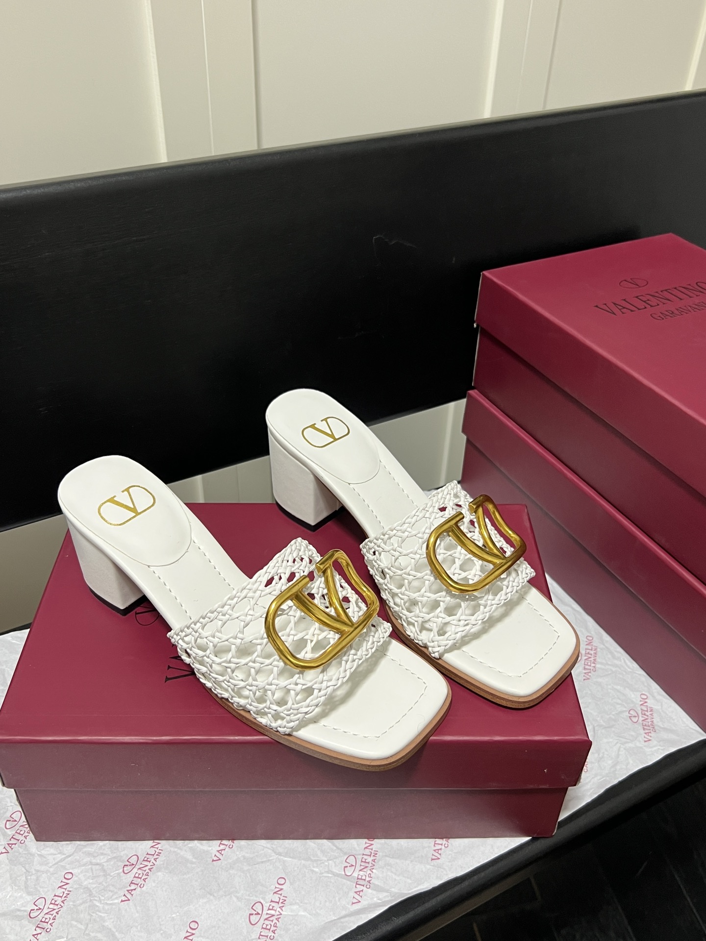 V-NO buckle hollow square-headed thick-heeled slippers