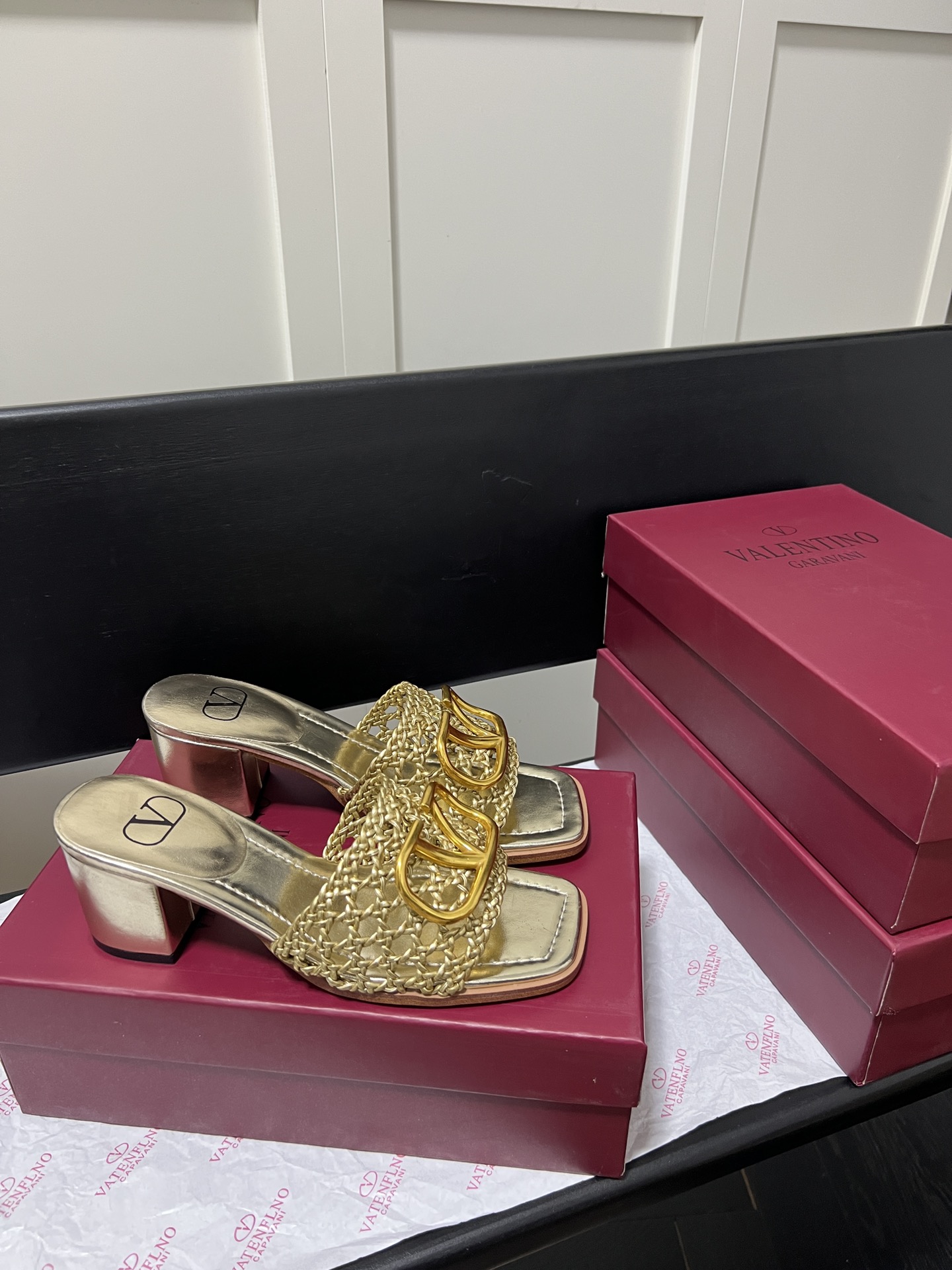 V-NO buckle hollow square-headed thick-heeled slippers