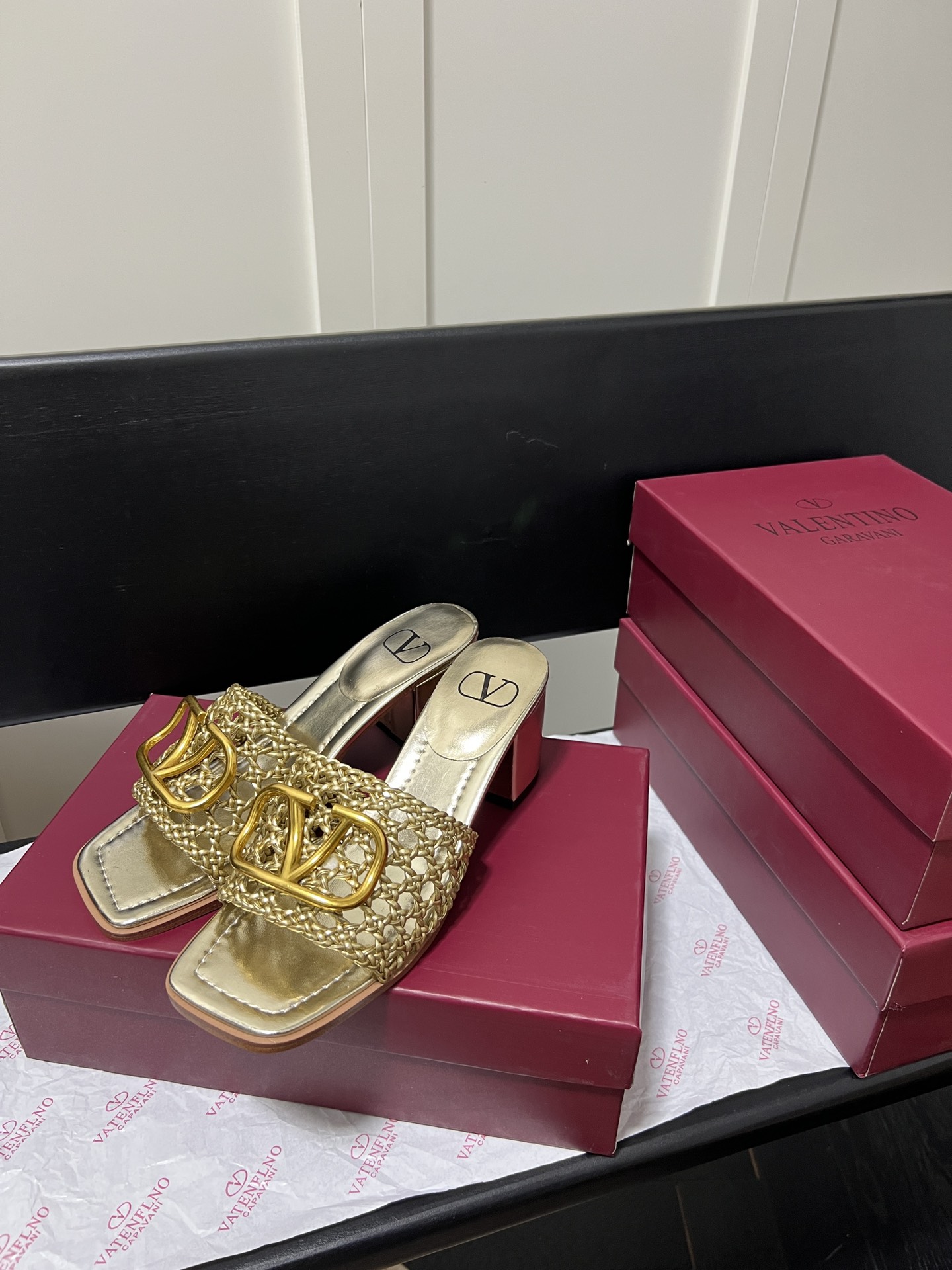 V-NO buckle hollow square-headed thick-heeled slippers