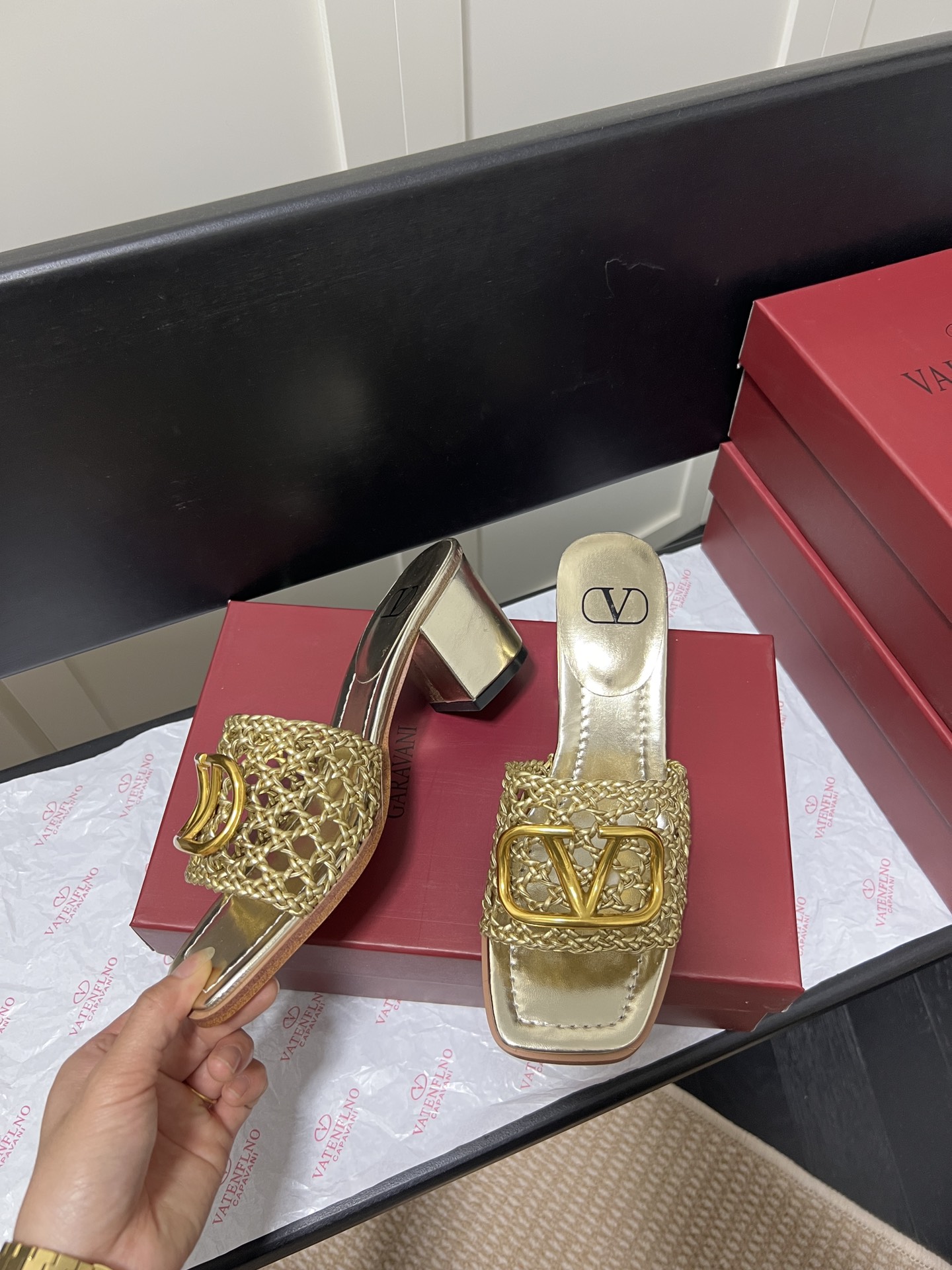 V-NO buckle hollow square-headed thick-heeled slippers