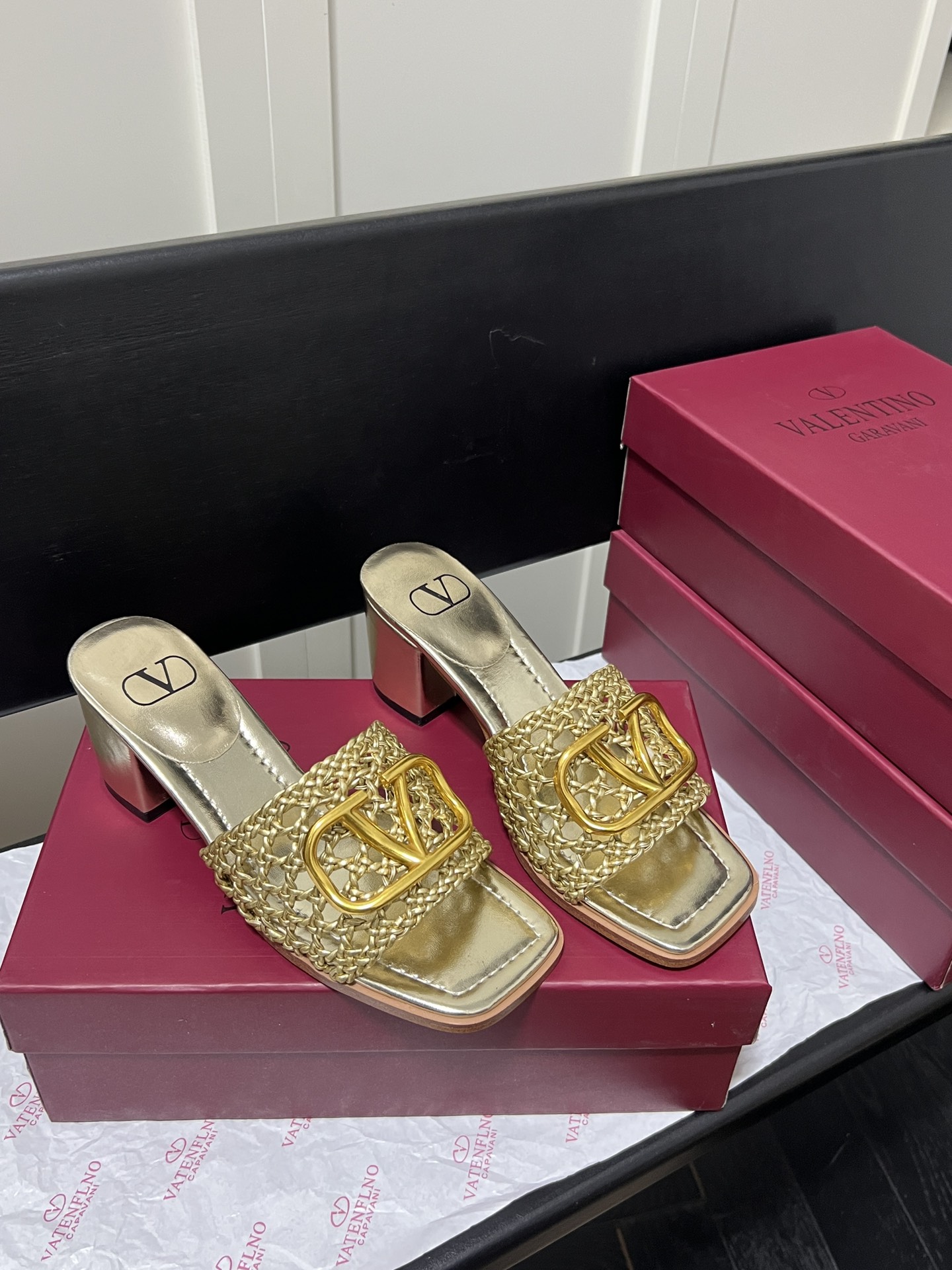 V-NO buckle hollow square-headed thick-heeled slippers