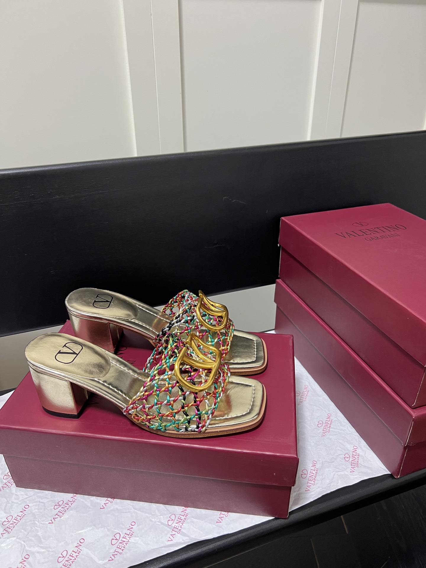 V-NO buckle hollow square-headed thick-heeled slippers