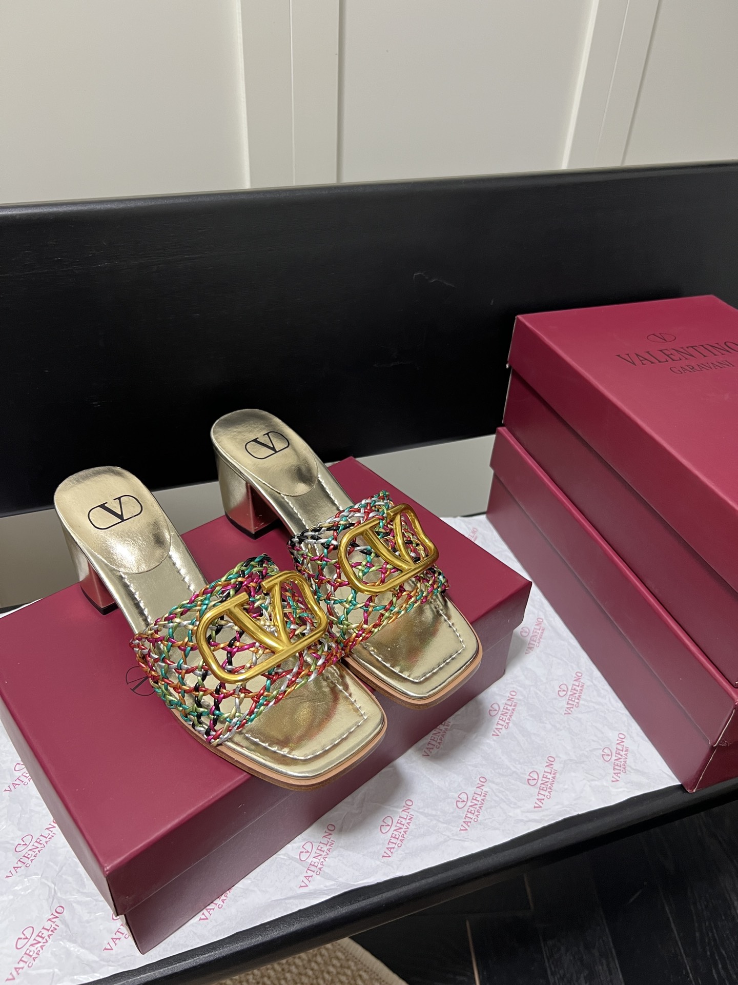 V-NO buckle hollow square-headed thick-heeled slippers