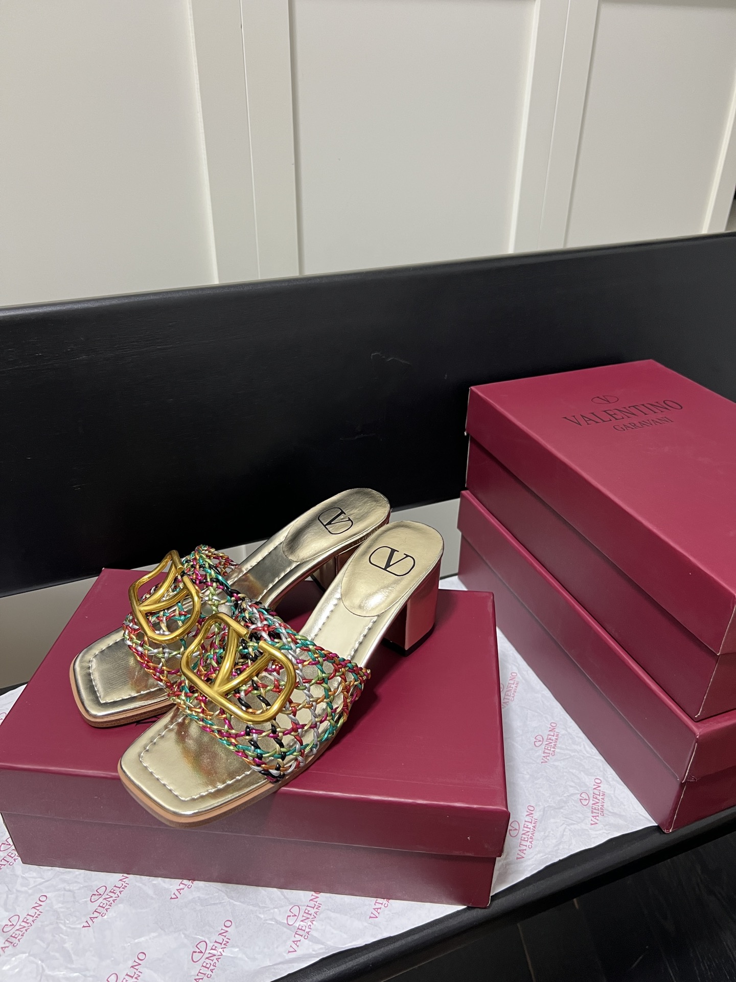 V-NO buckle hollow square-headed thick-heeled slippers