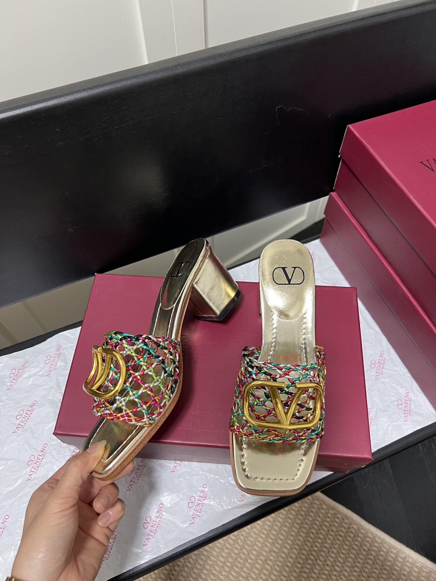 V-NO buckle hollow square-headed thick-heeled slippers