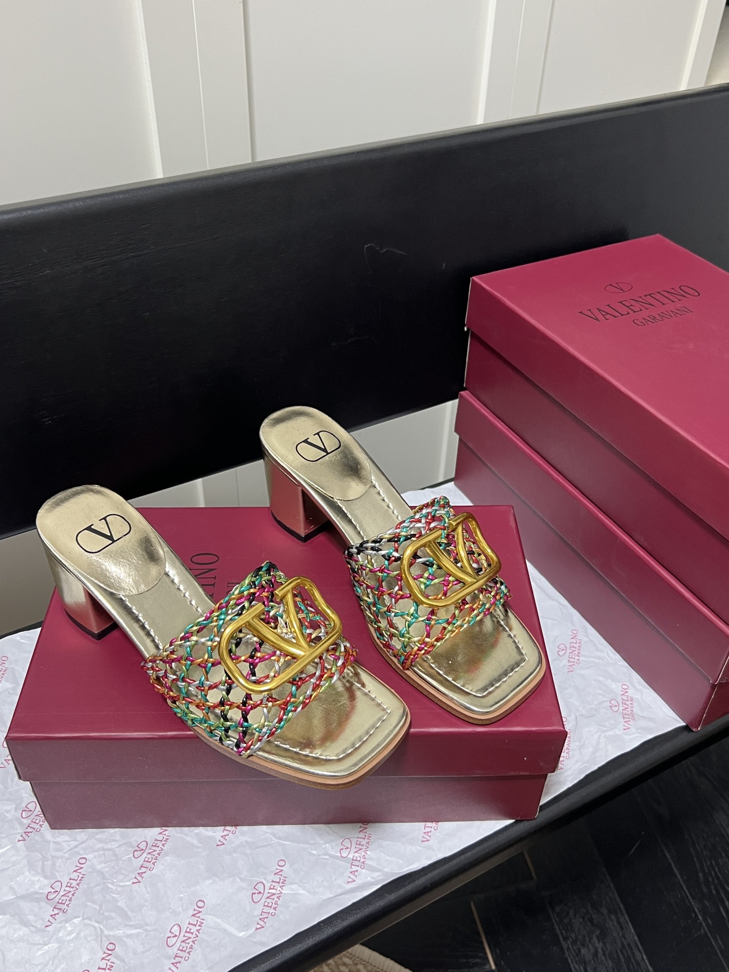 V-NO buckle hollow square-headed thick-heeled slippers