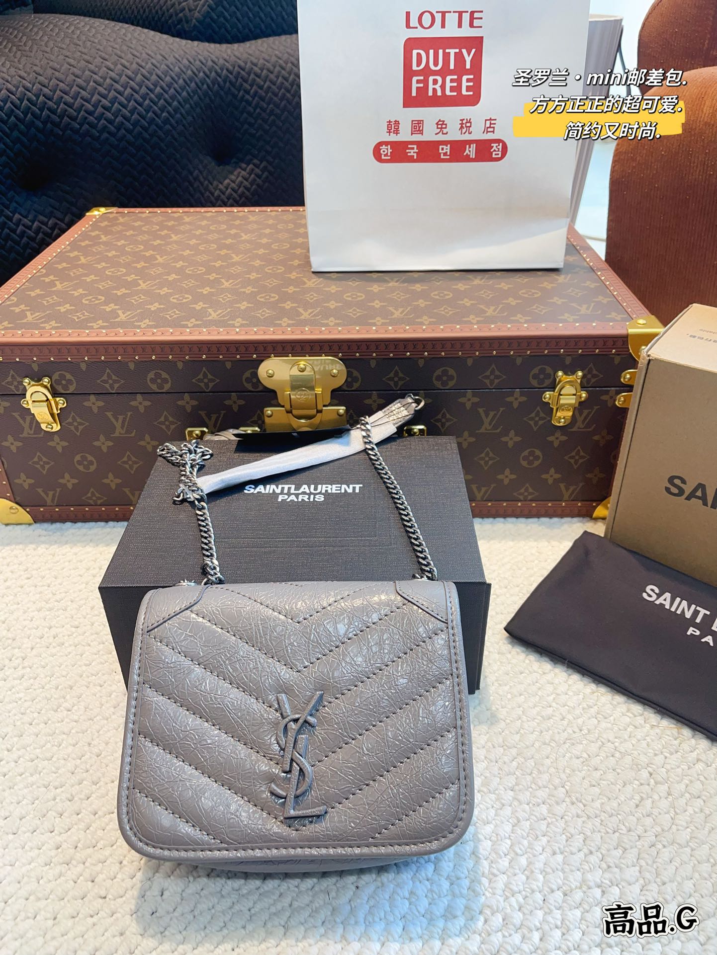 YS-L Woc chain envelope bag.