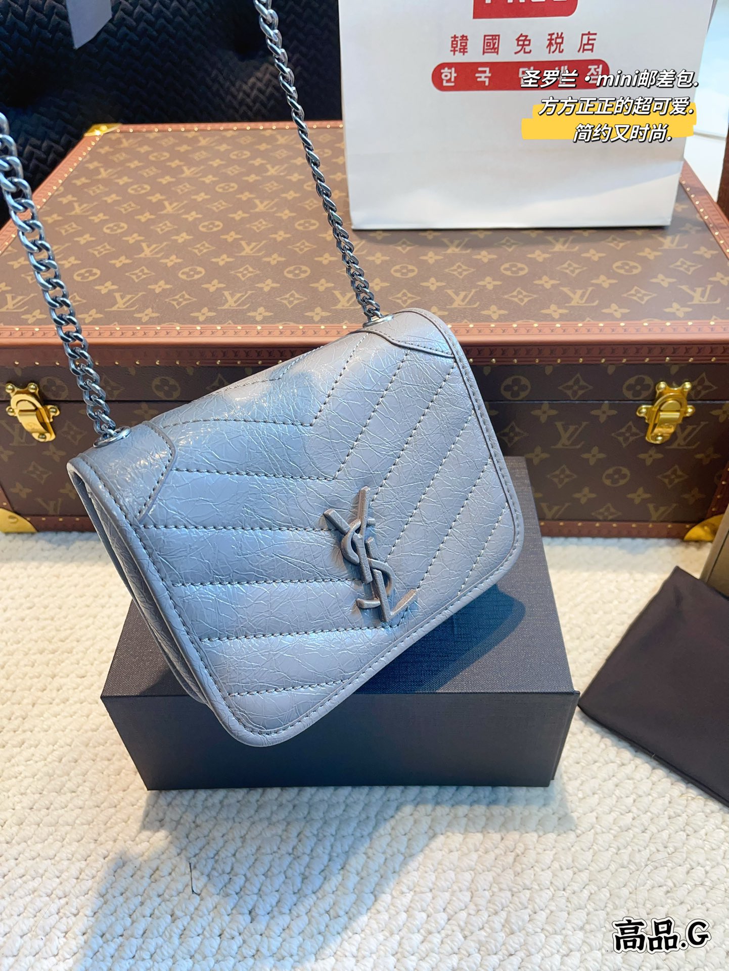 YS-L Woc chain envelope bag.