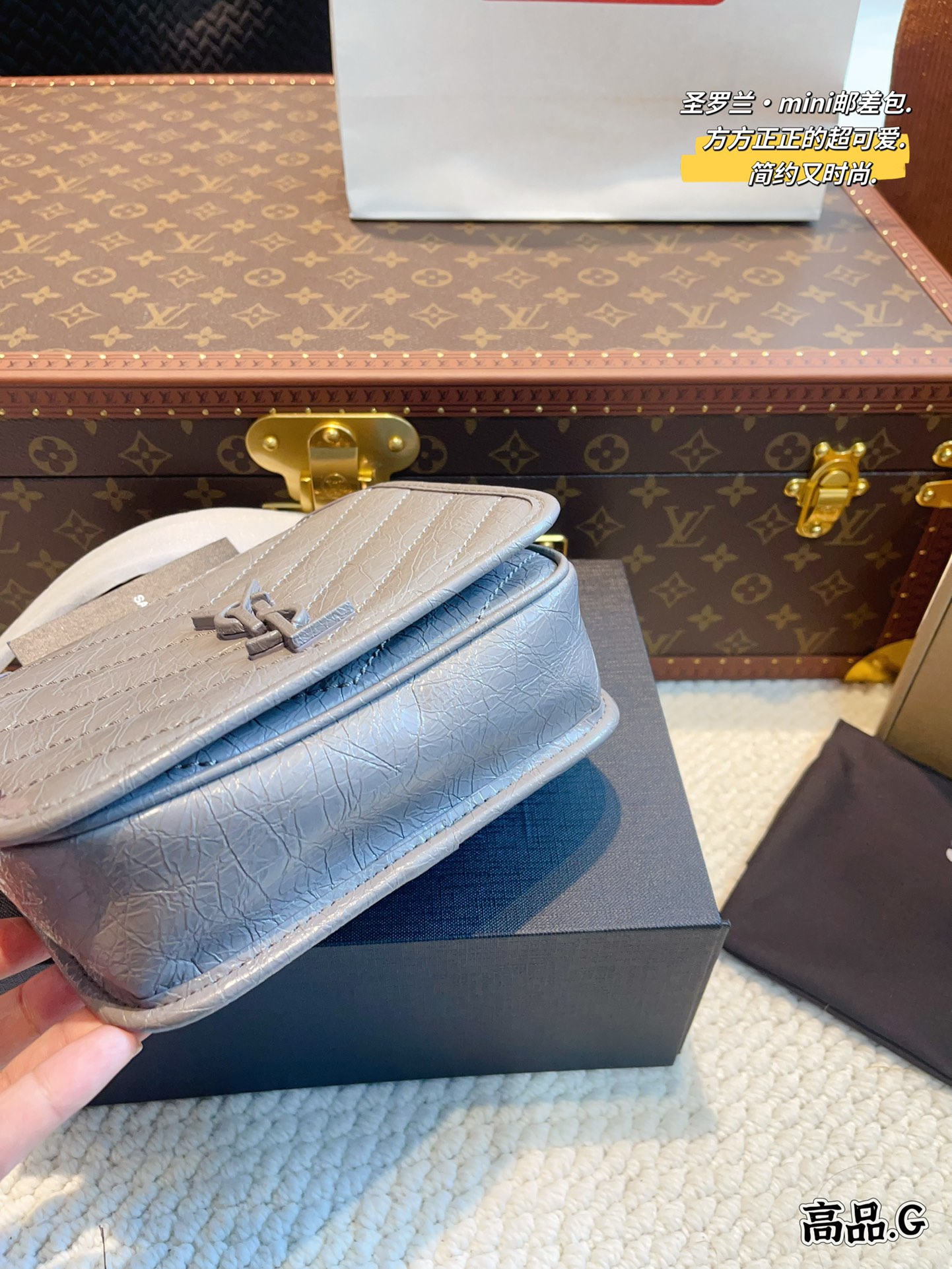 YS-L Woc chain envelope bag.