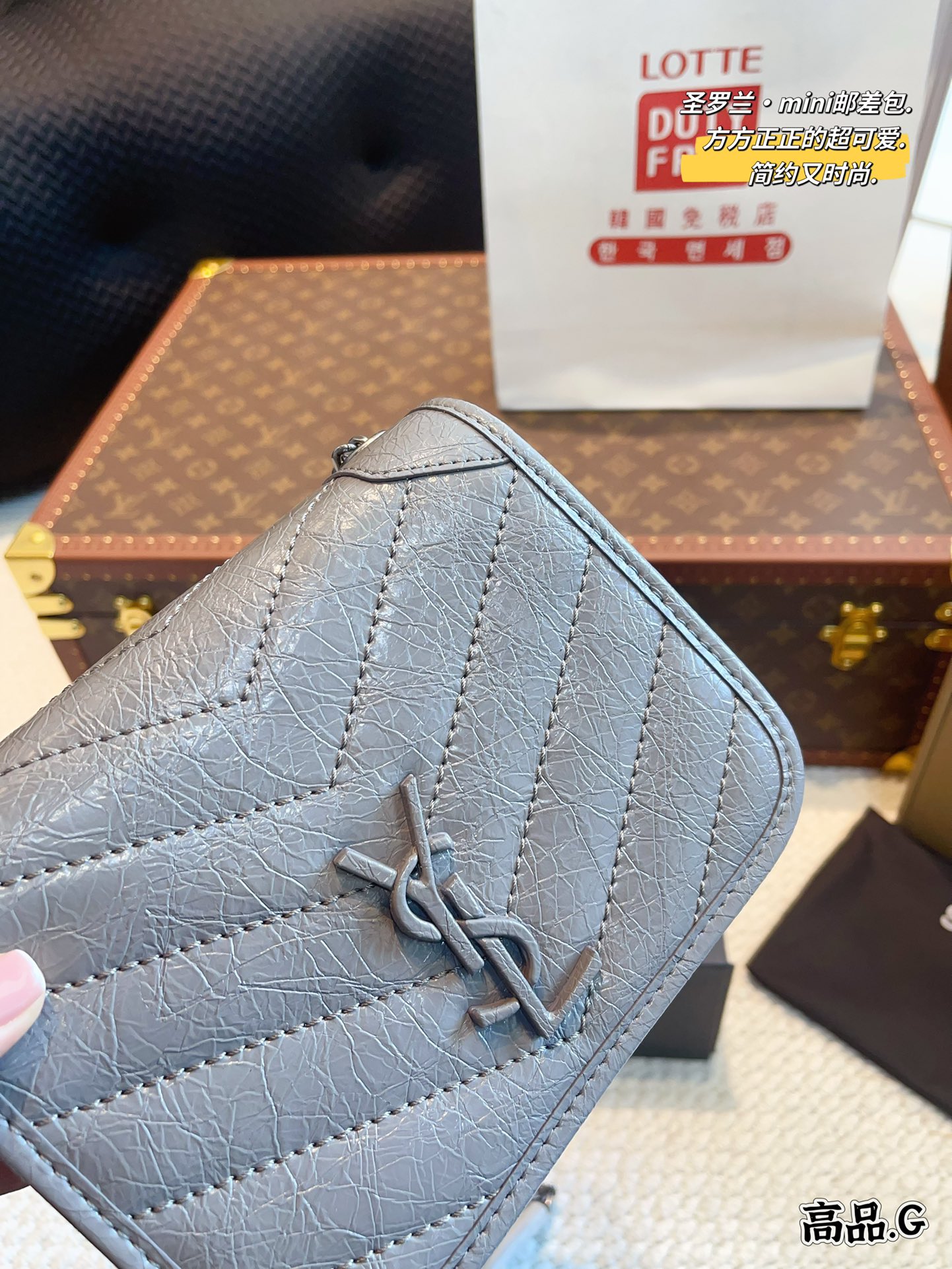 YS-L Woc chain envelope bag.